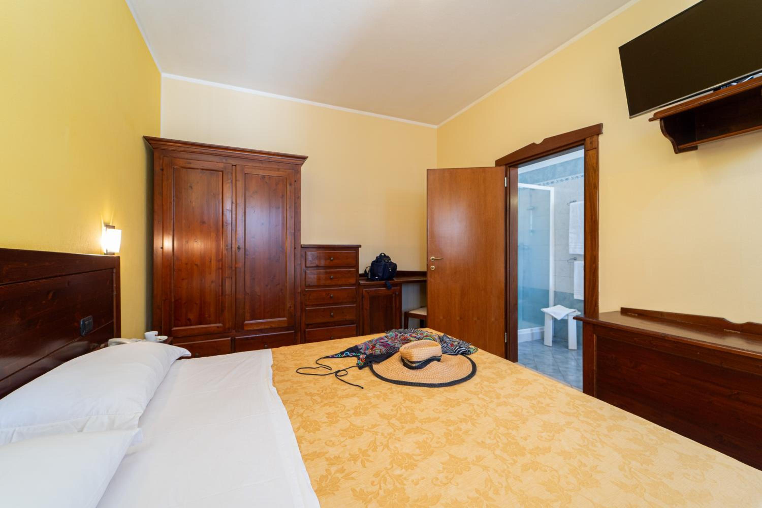 Double or Twin Room - Photo 9