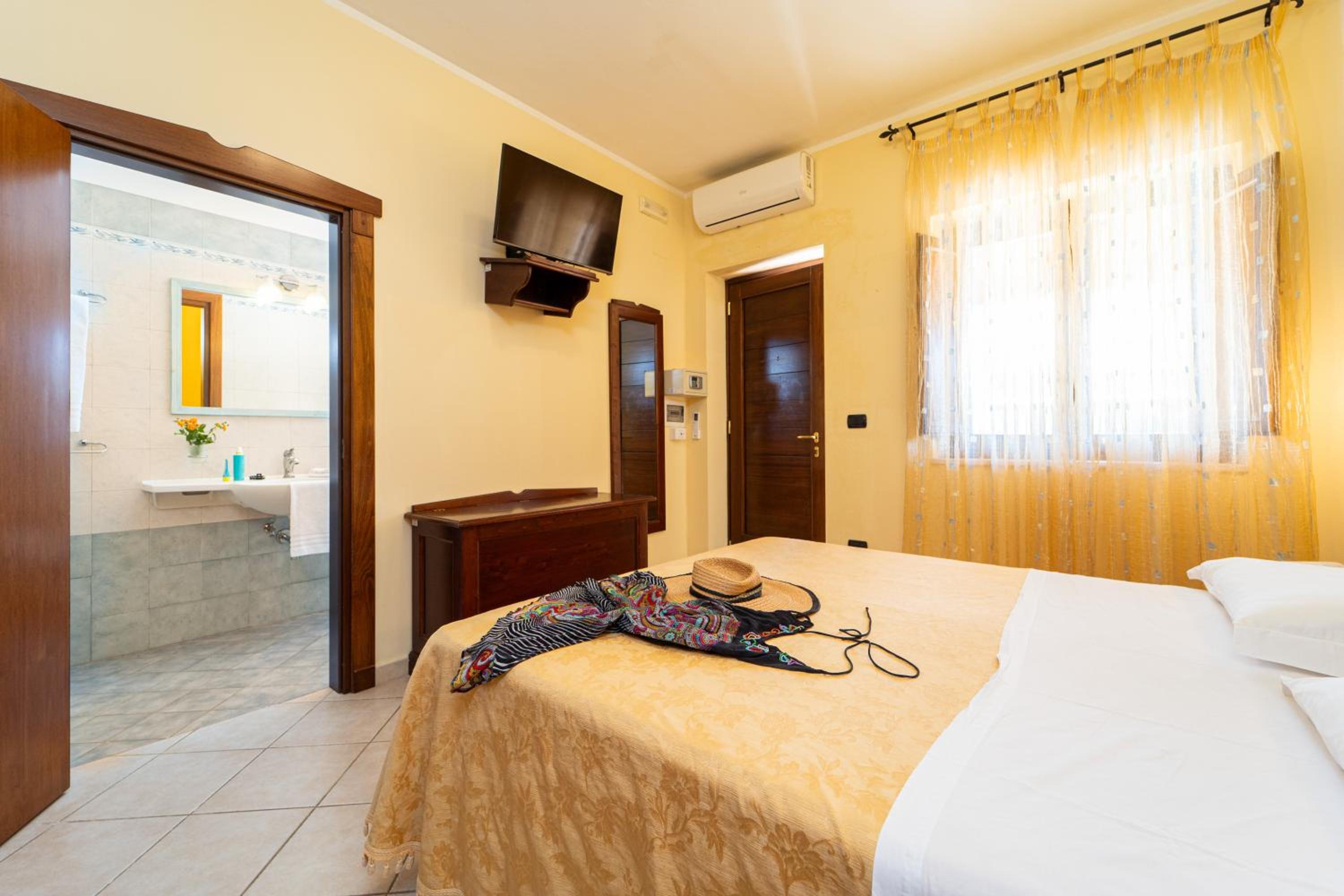 Double or Twin Room - Photo 2