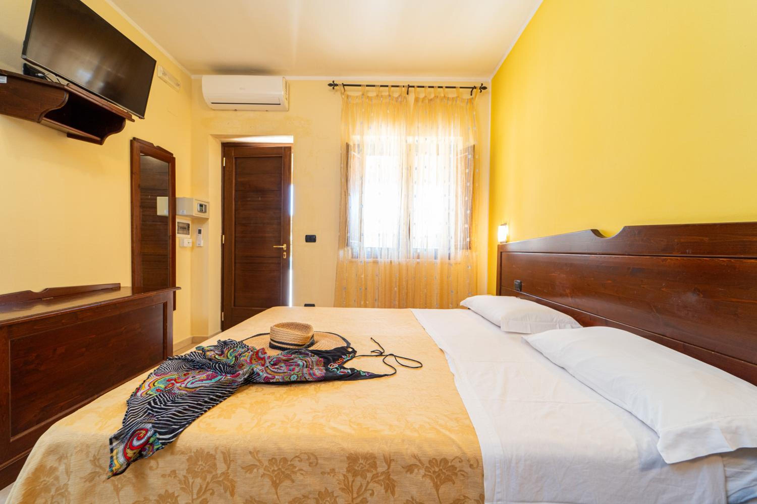 Double or Twin Room - Photo 6