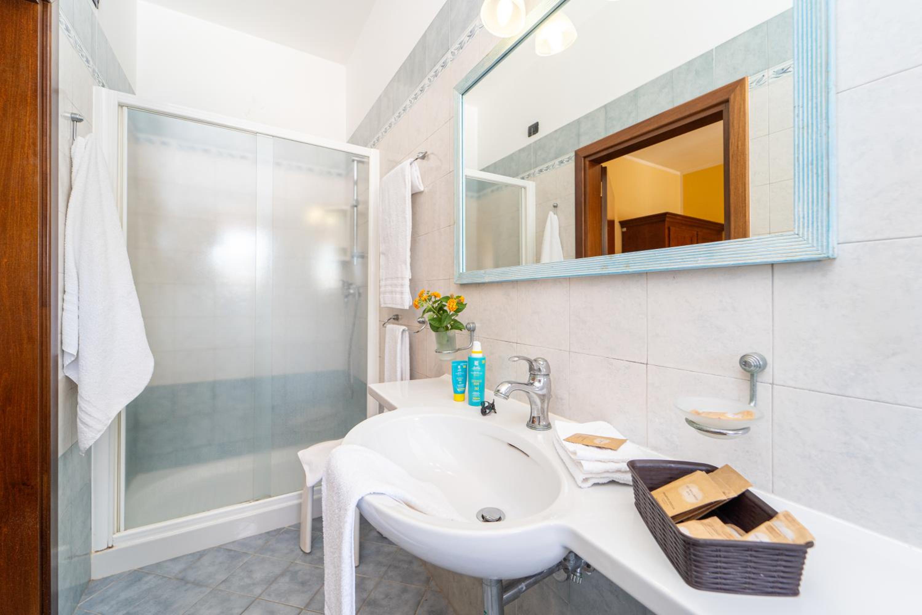Double or Twin Room - Photo 8