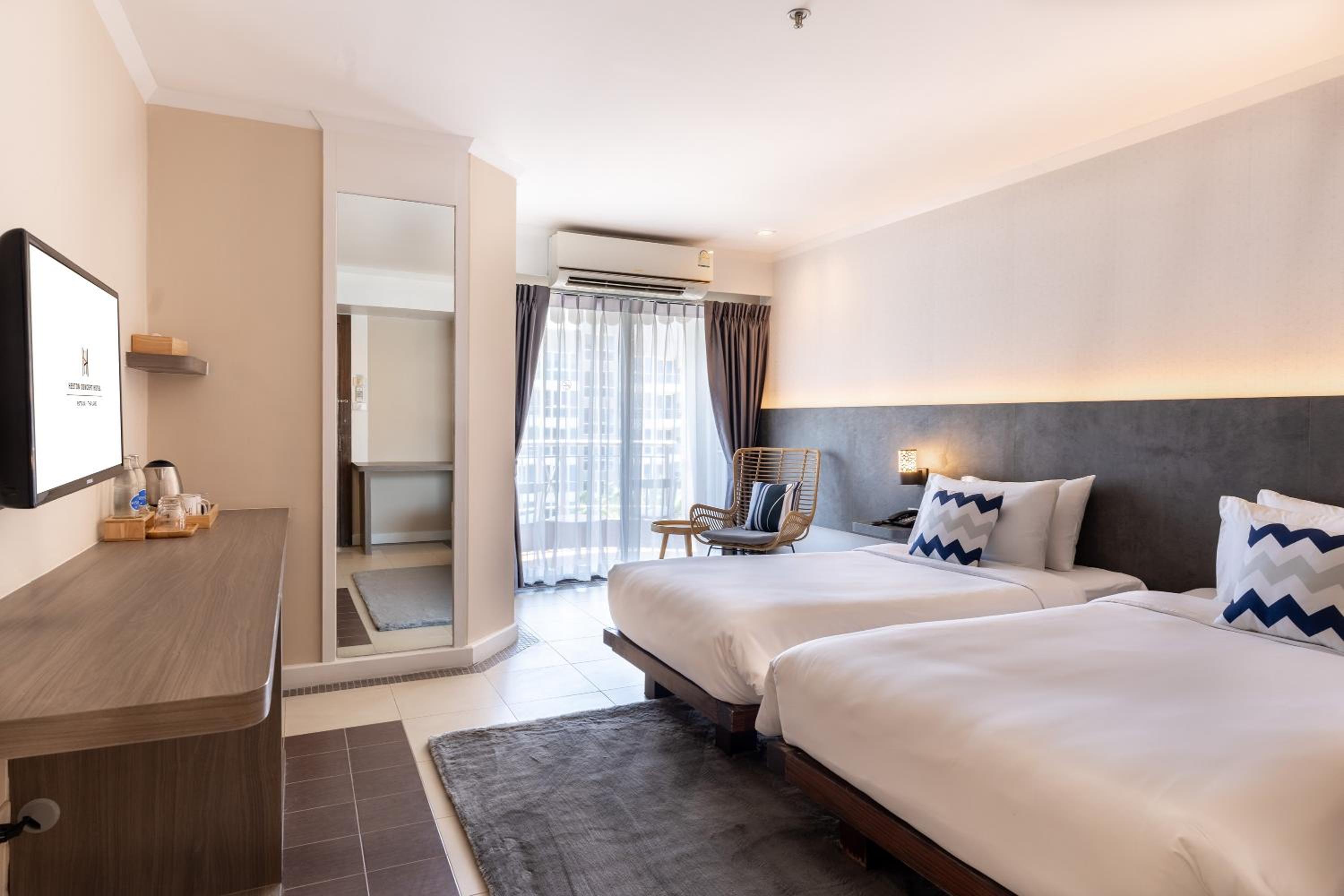 Deluxe Twin Room with Balcony - Photo 2