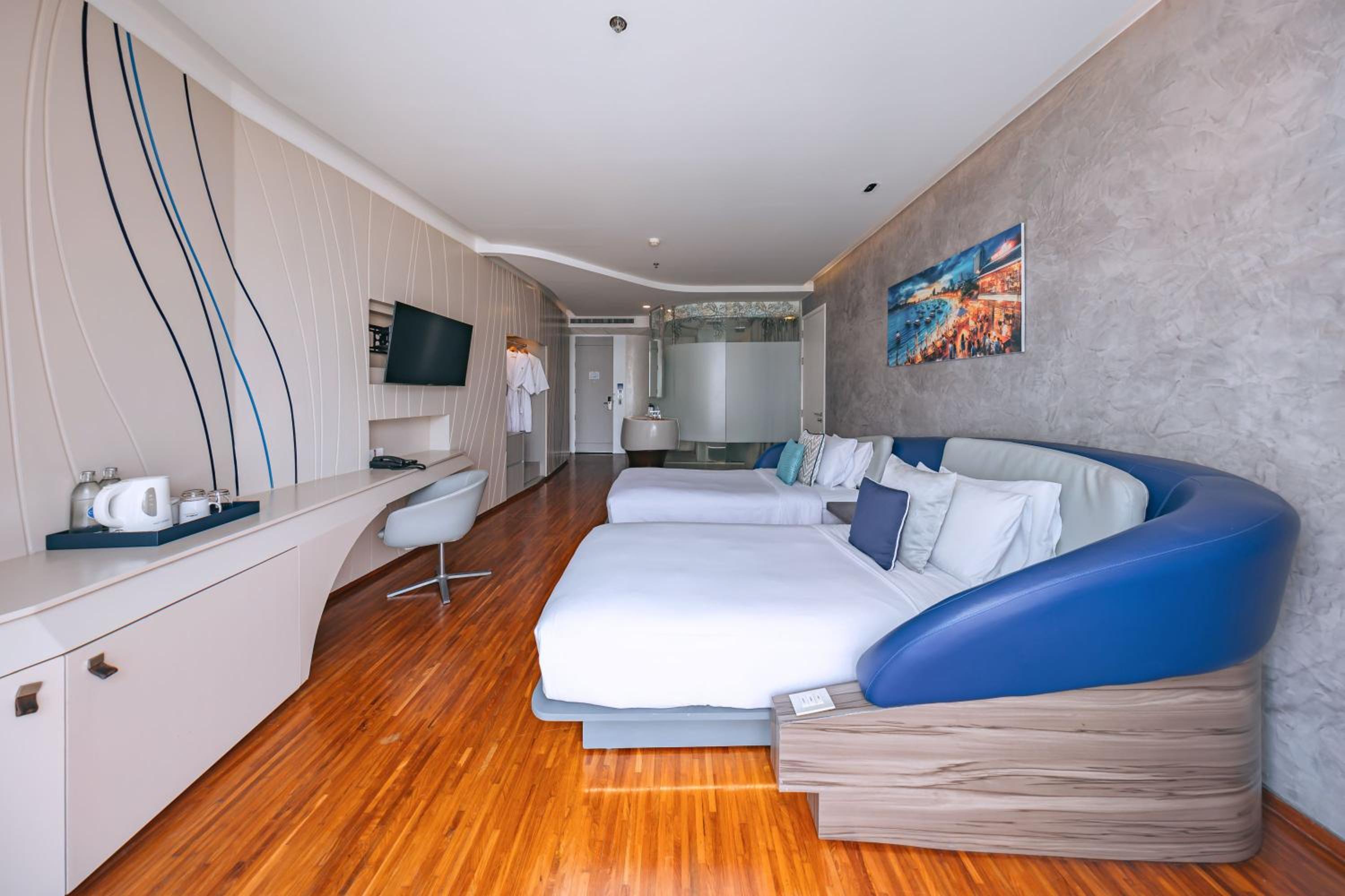 Deluxe Twin Room with Pool View - Photo 1