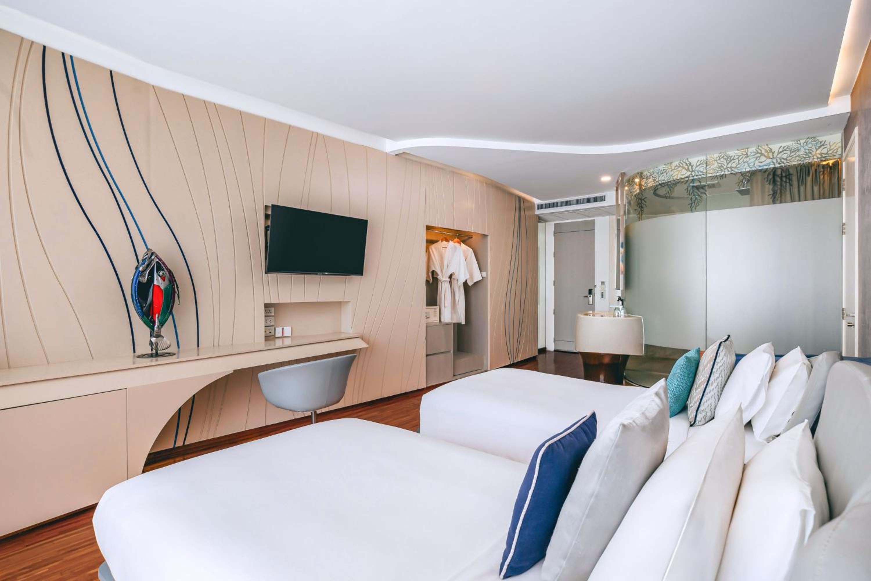 Deluxe Twin Room with Pool View - Photo 6