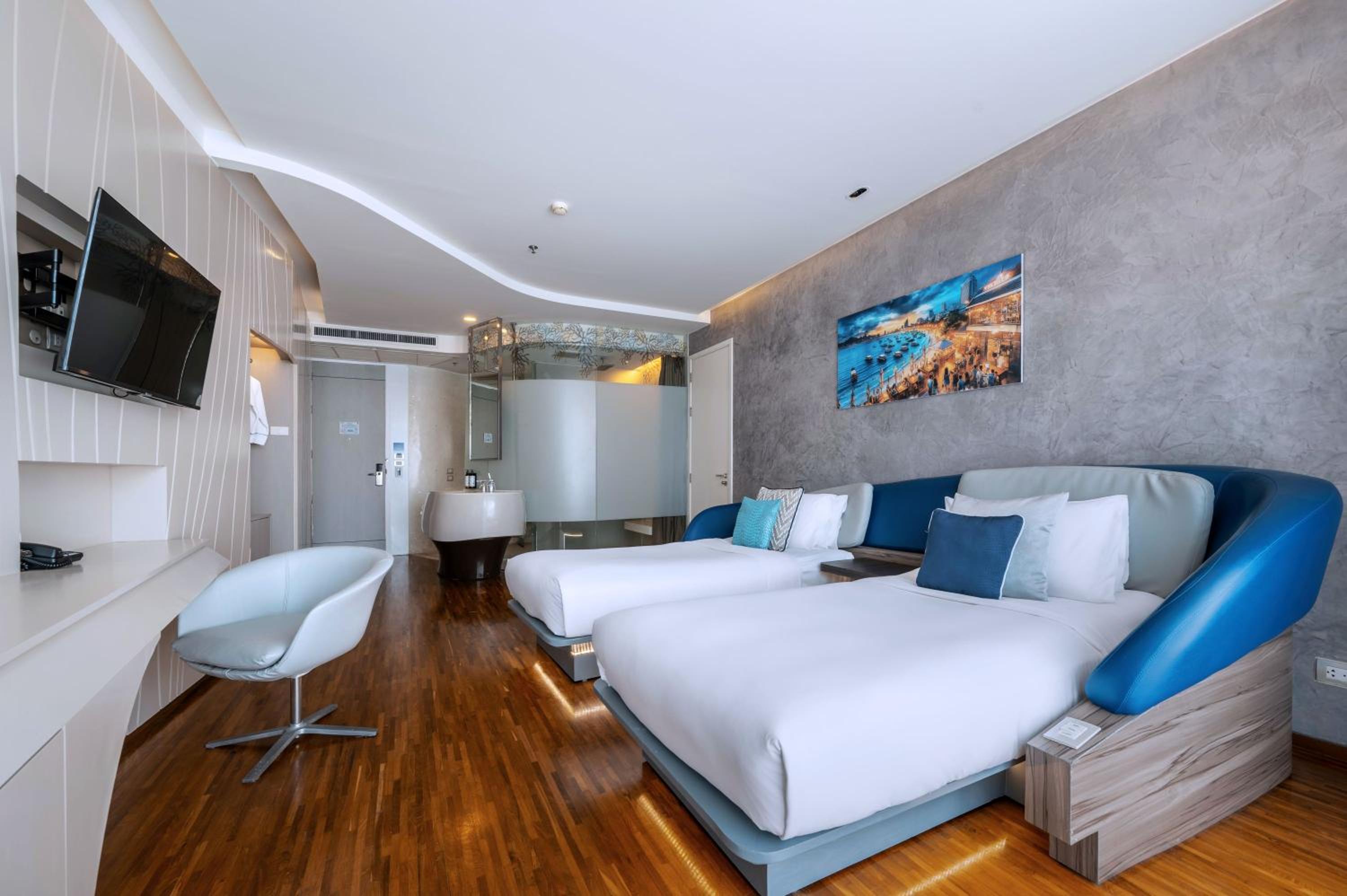 Deluxe Twin Room with Pool View - Photo 4