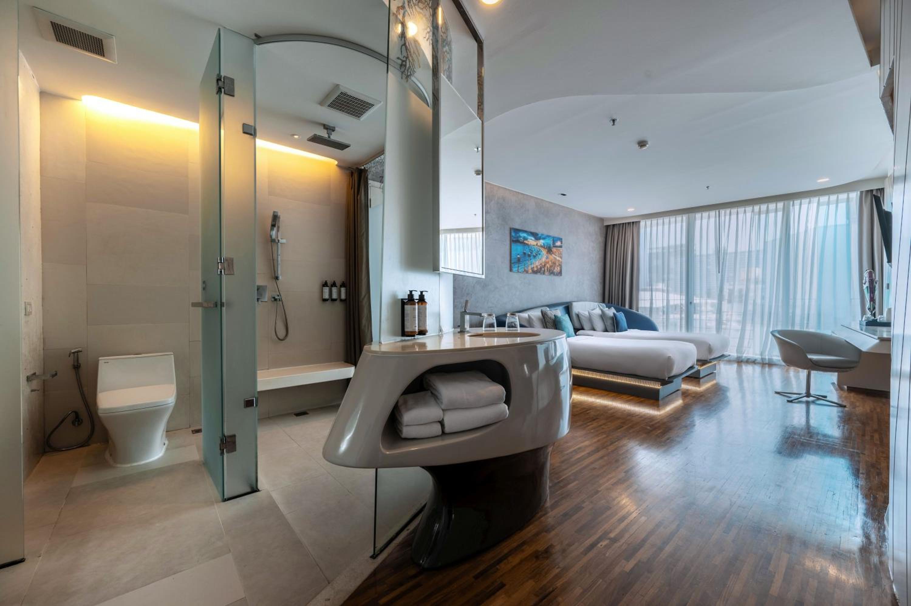 Deluxe Twin Room with Pool View - Photo 10