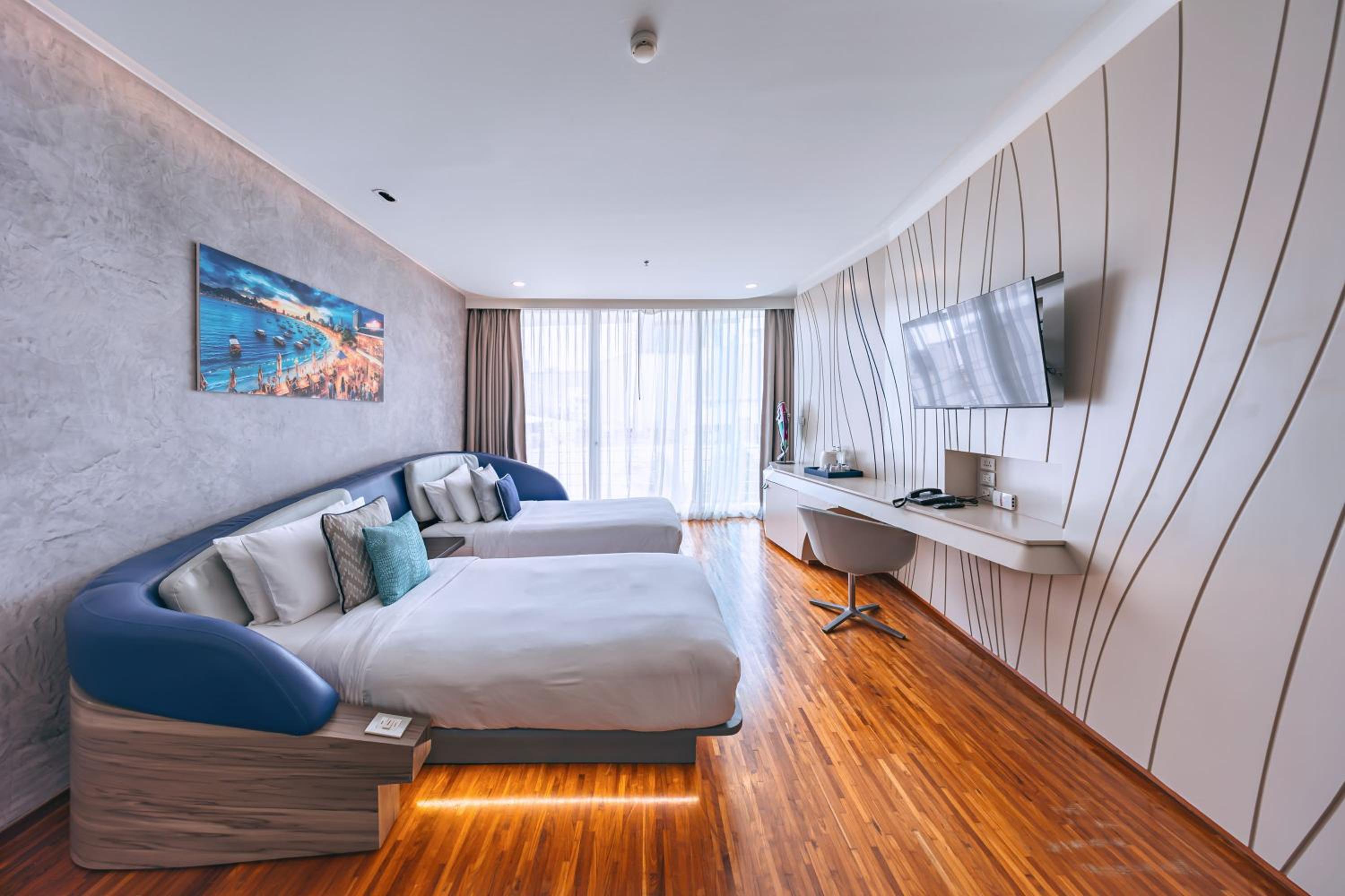 Deluxe Twin Room with Pool View - Photo 8