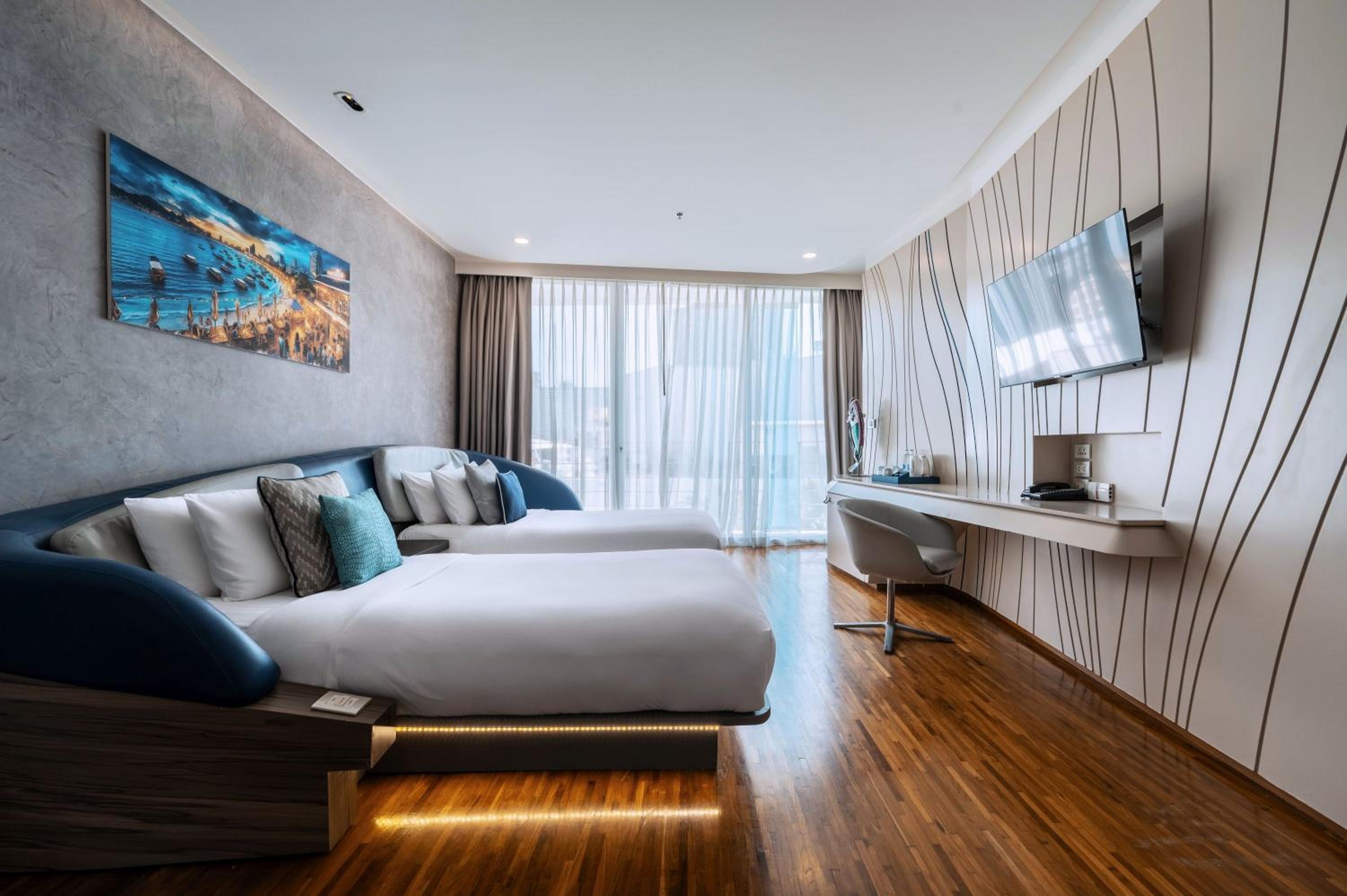 Deluxe Twin Room with Pool View - Photo 9
