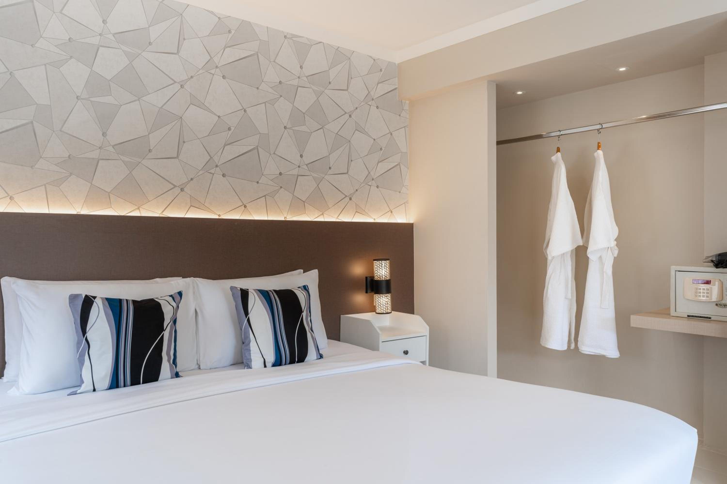 Corner Suite with Balcony - Photo 11