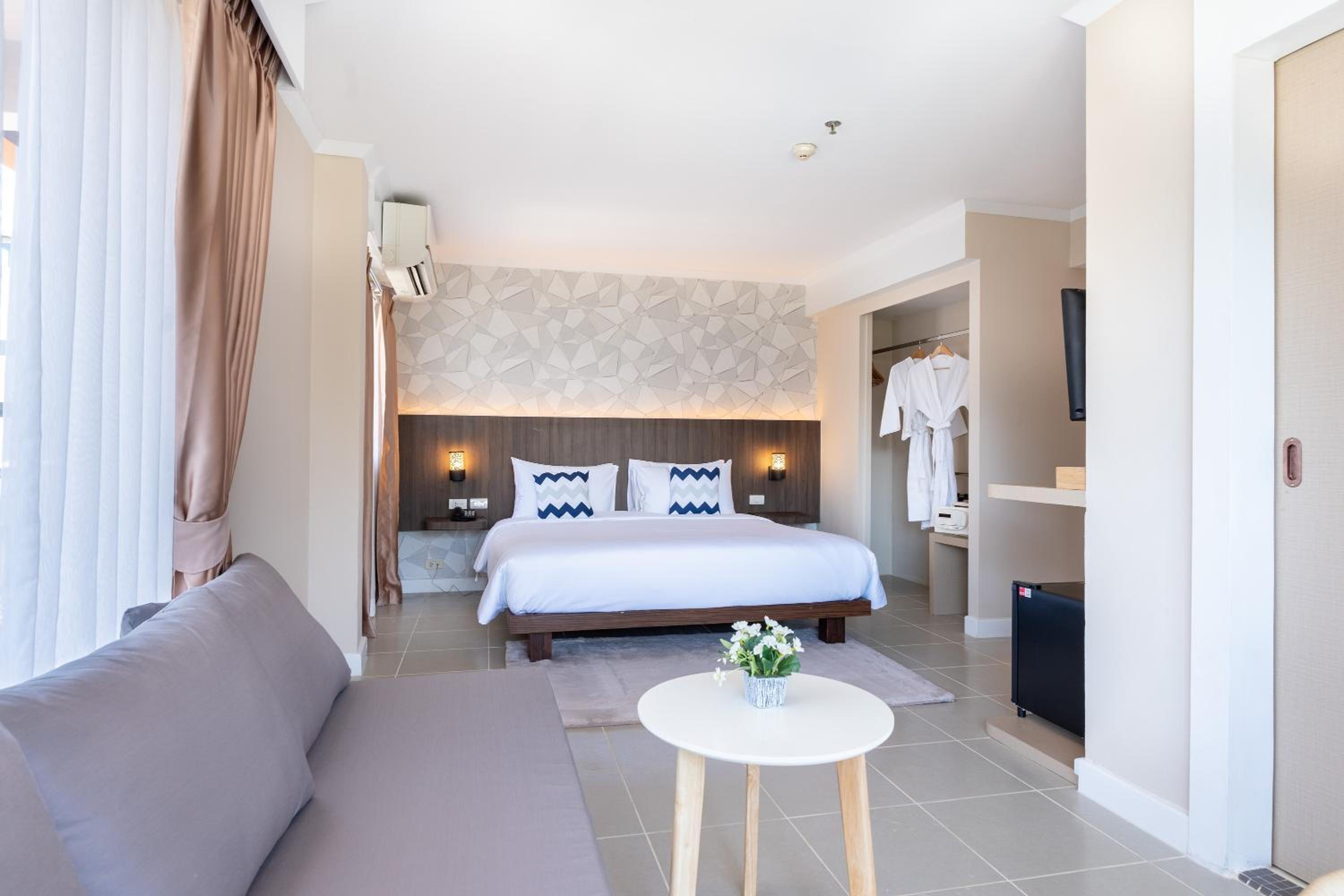 Corner Suite with Balcony - Photo 1
