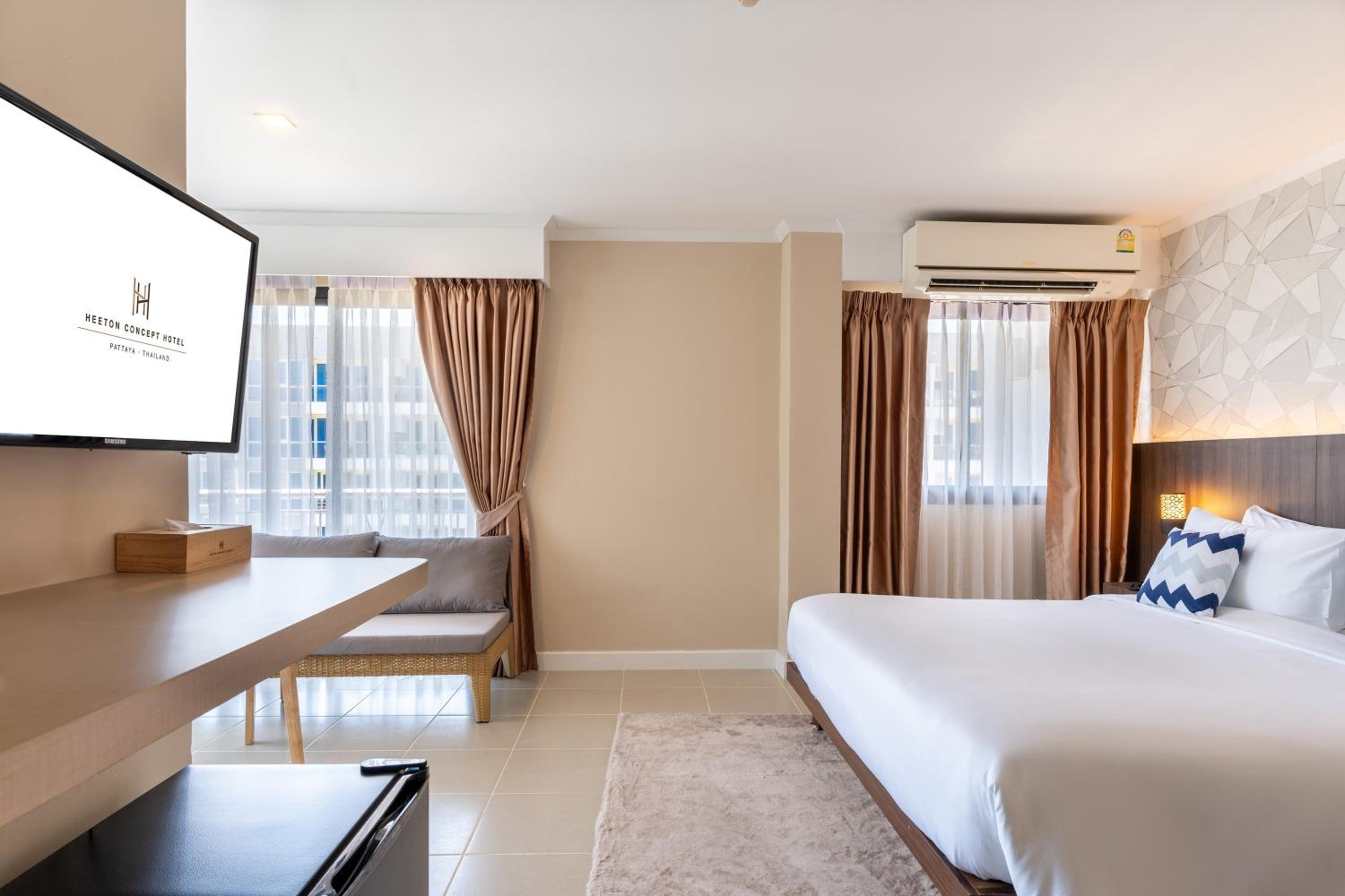 Corner Suite with Balcony - Photo 8
