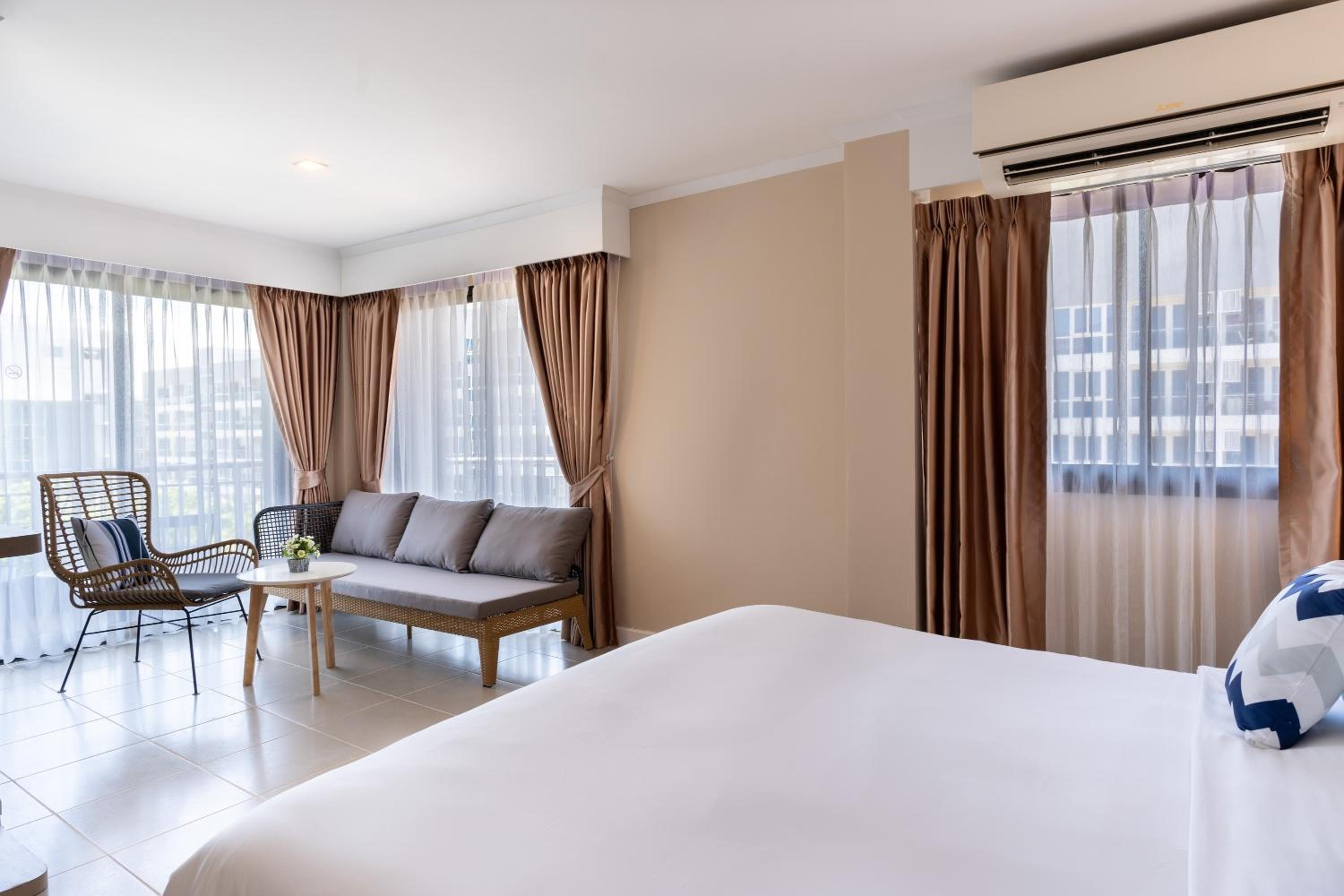 Corner Suite with Balcony - Photo 6