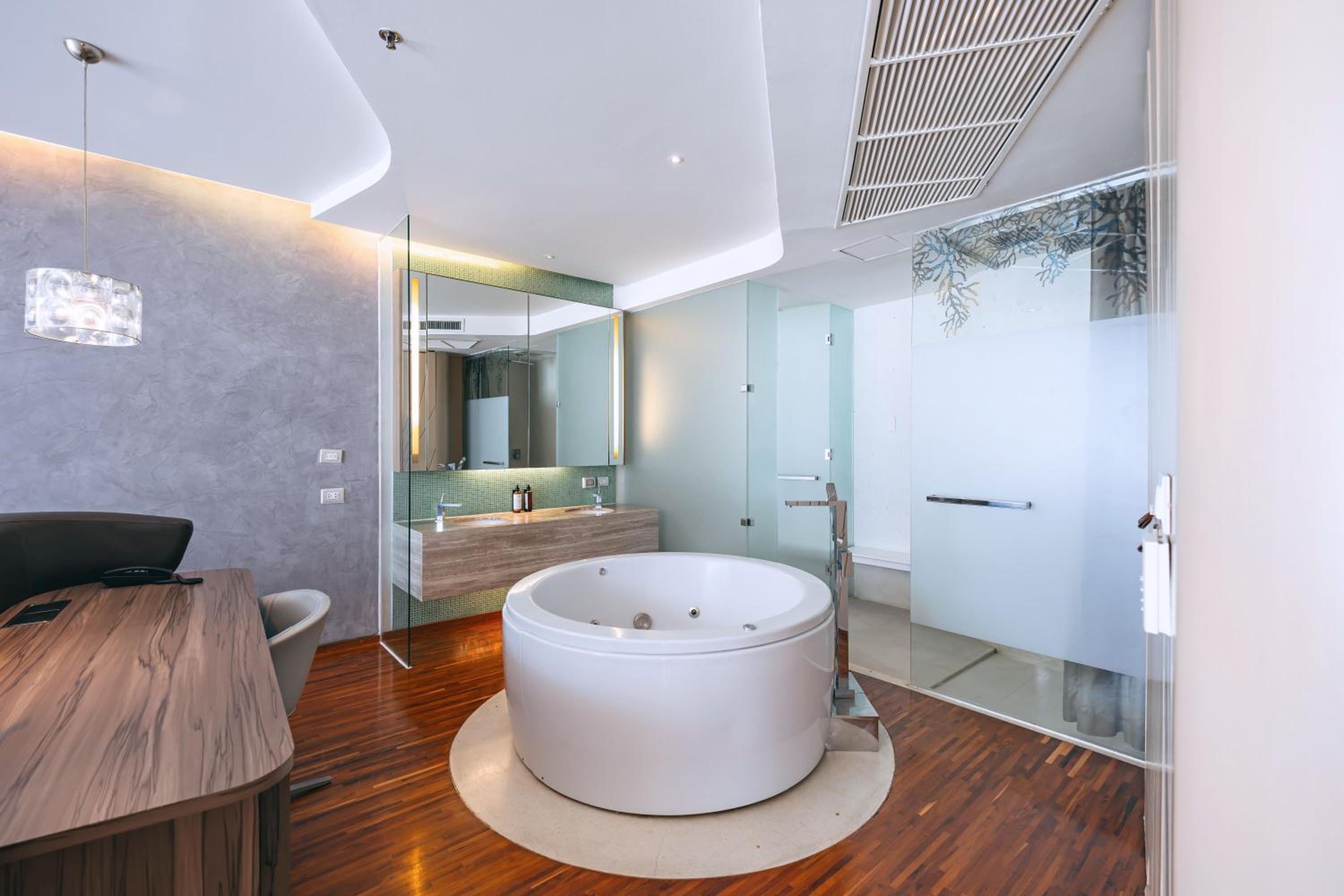 Aqua Suite One Bedroom - Photo 4