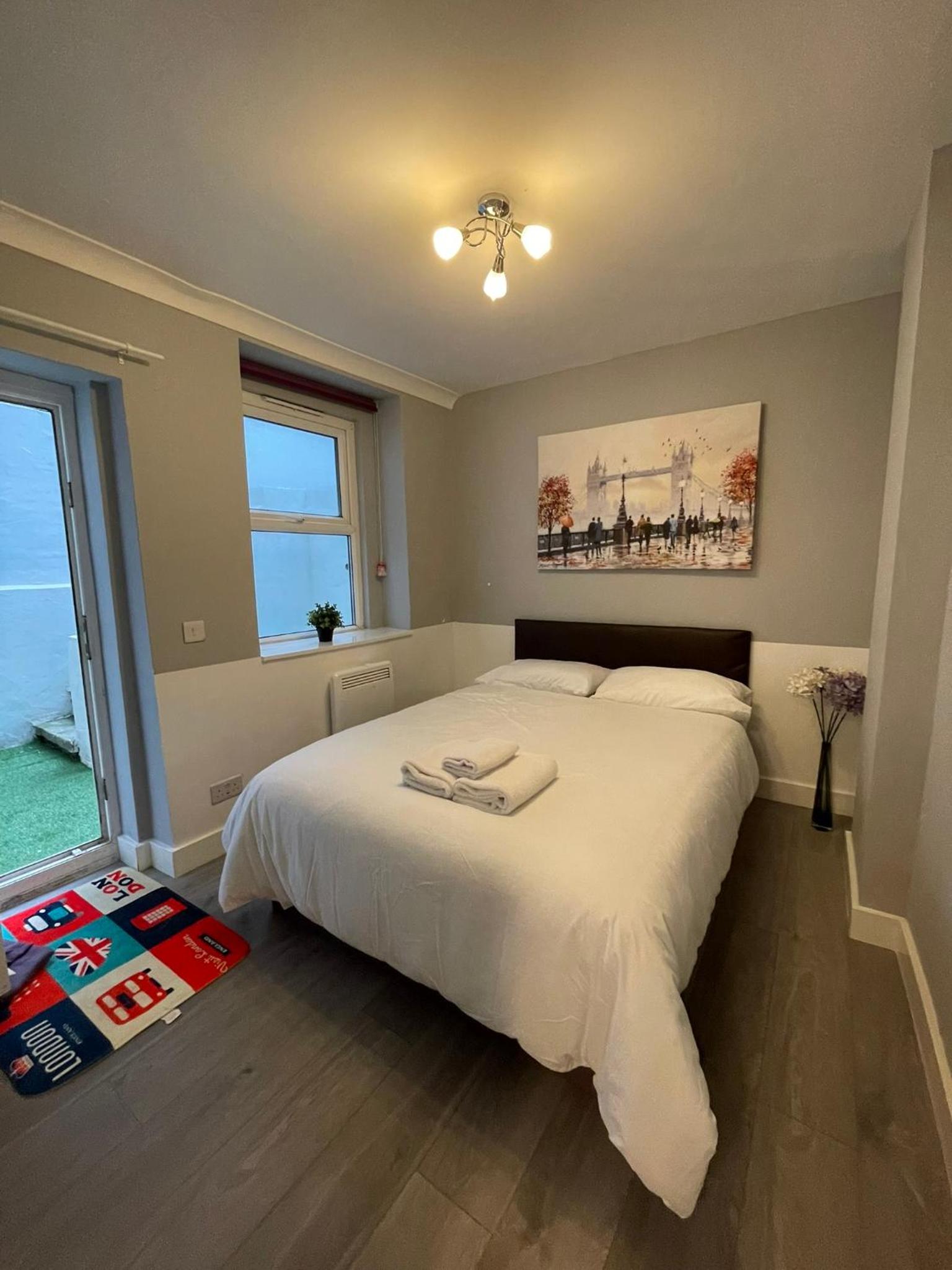 Basement Flat w/ Patio • Sleeps 4
