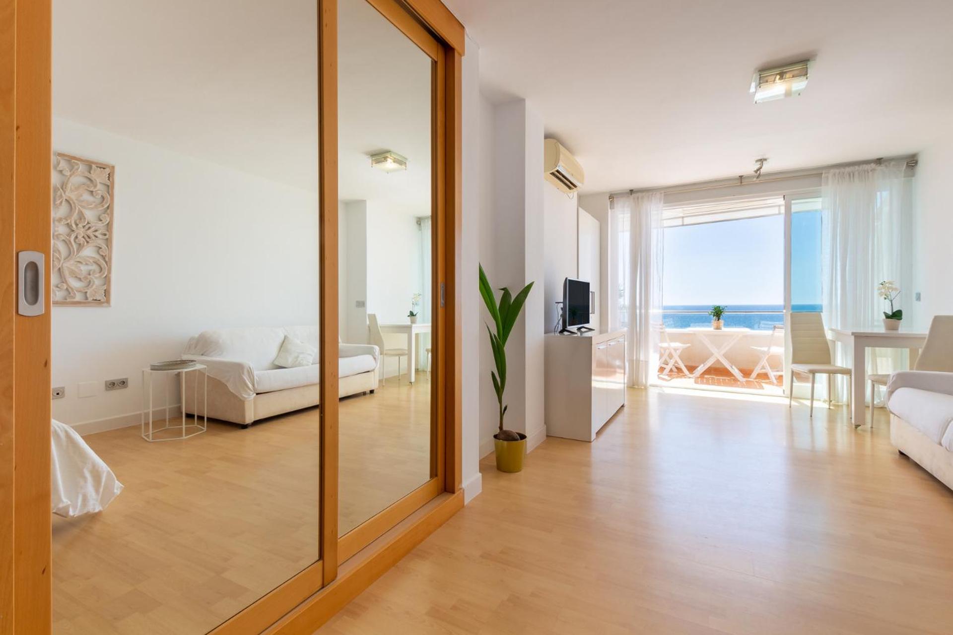 Estudio con vista al mar