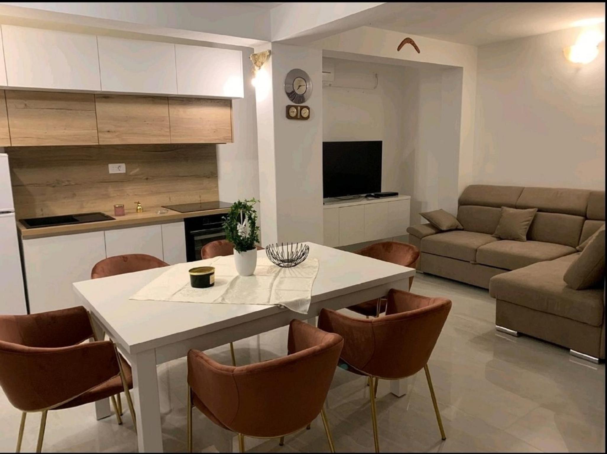 Two Bedroom Apartment with Terrace - Photo 3