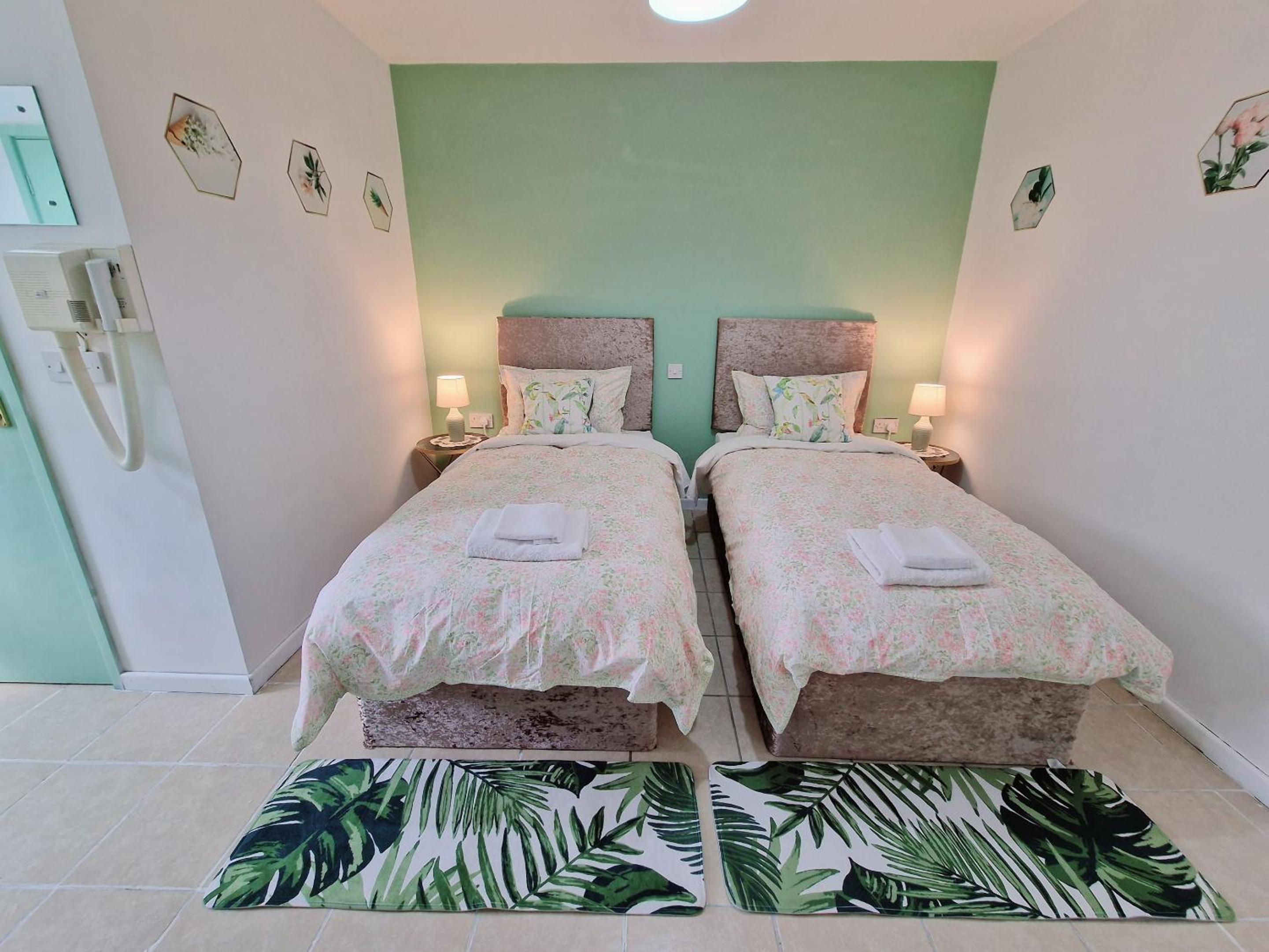 Twin Room with Shower - Photo 10