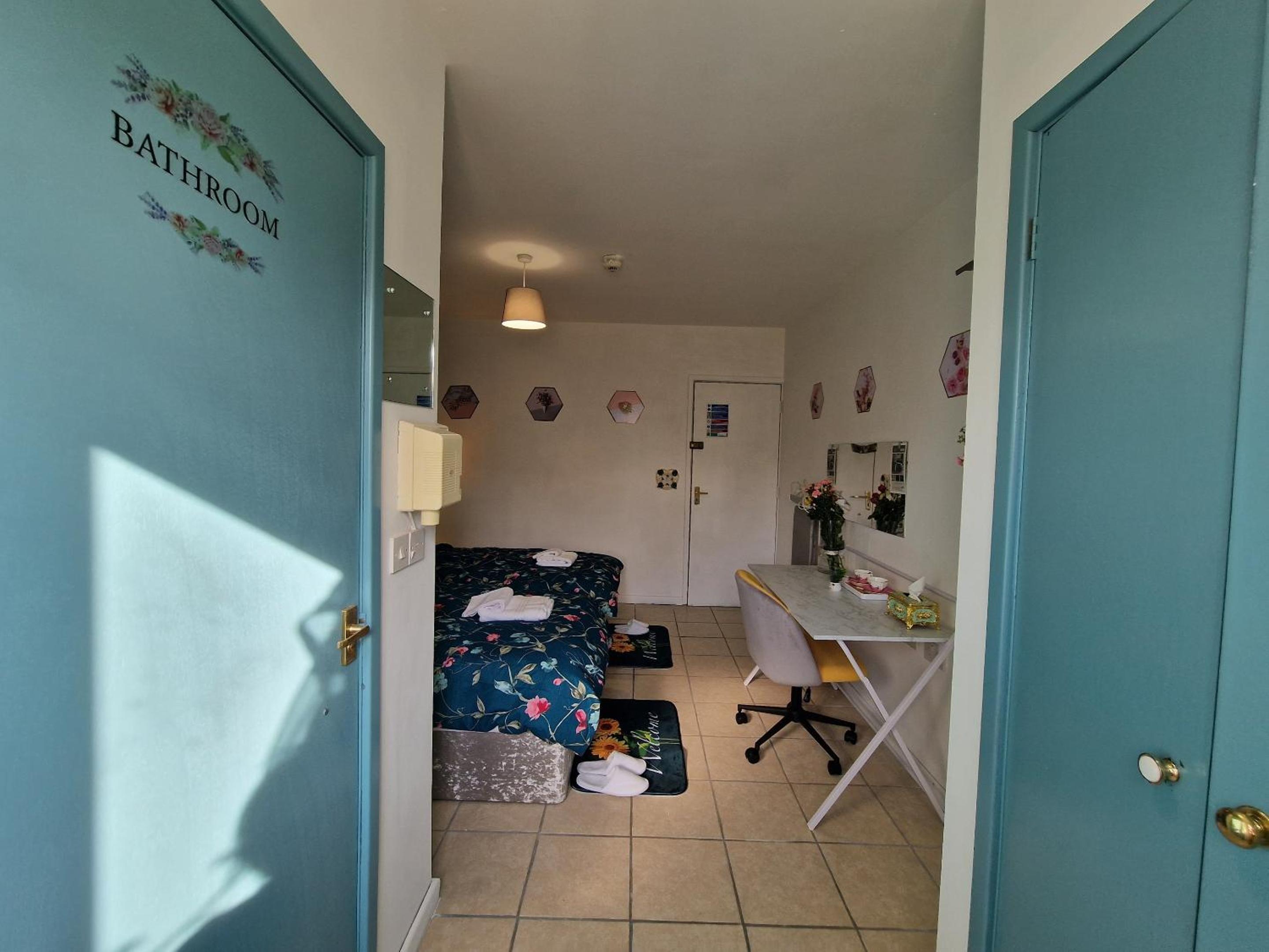 Twin Room with Shower - Photo 16