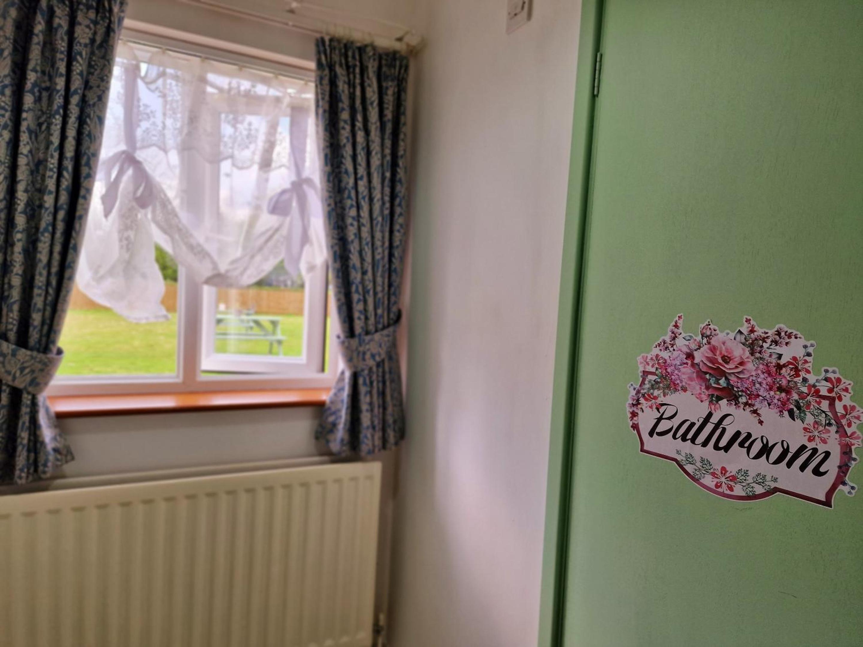 Twin Room with Shower - Photo 8