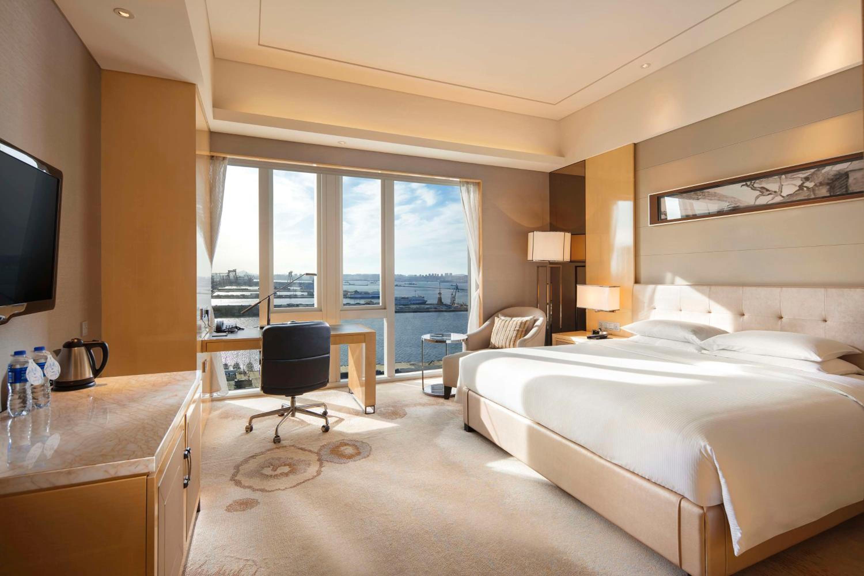 Executive King Room with Harbor View - Photo 1
