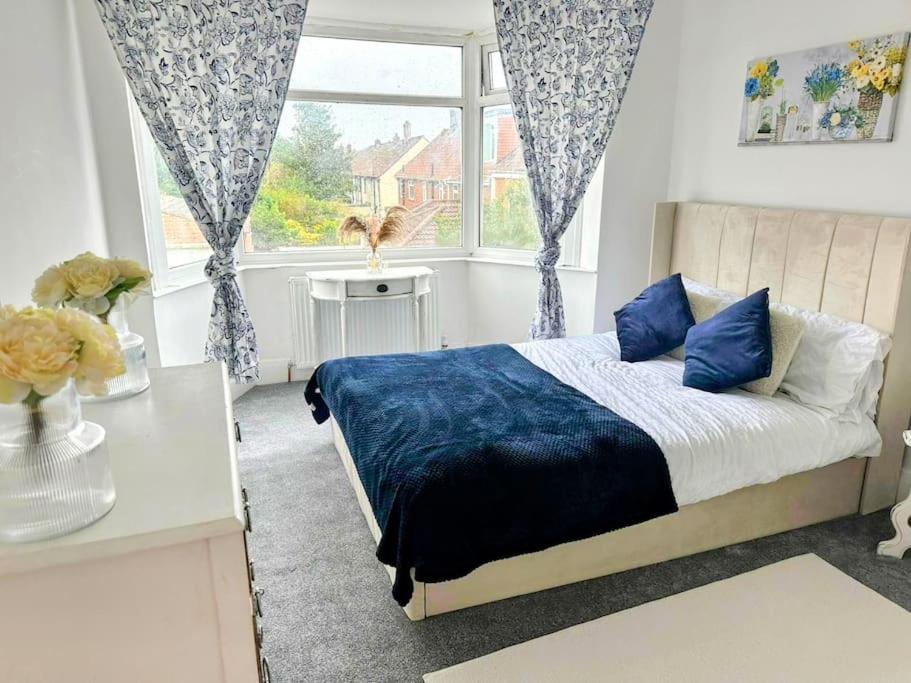 Three-Bedroom House photo 3