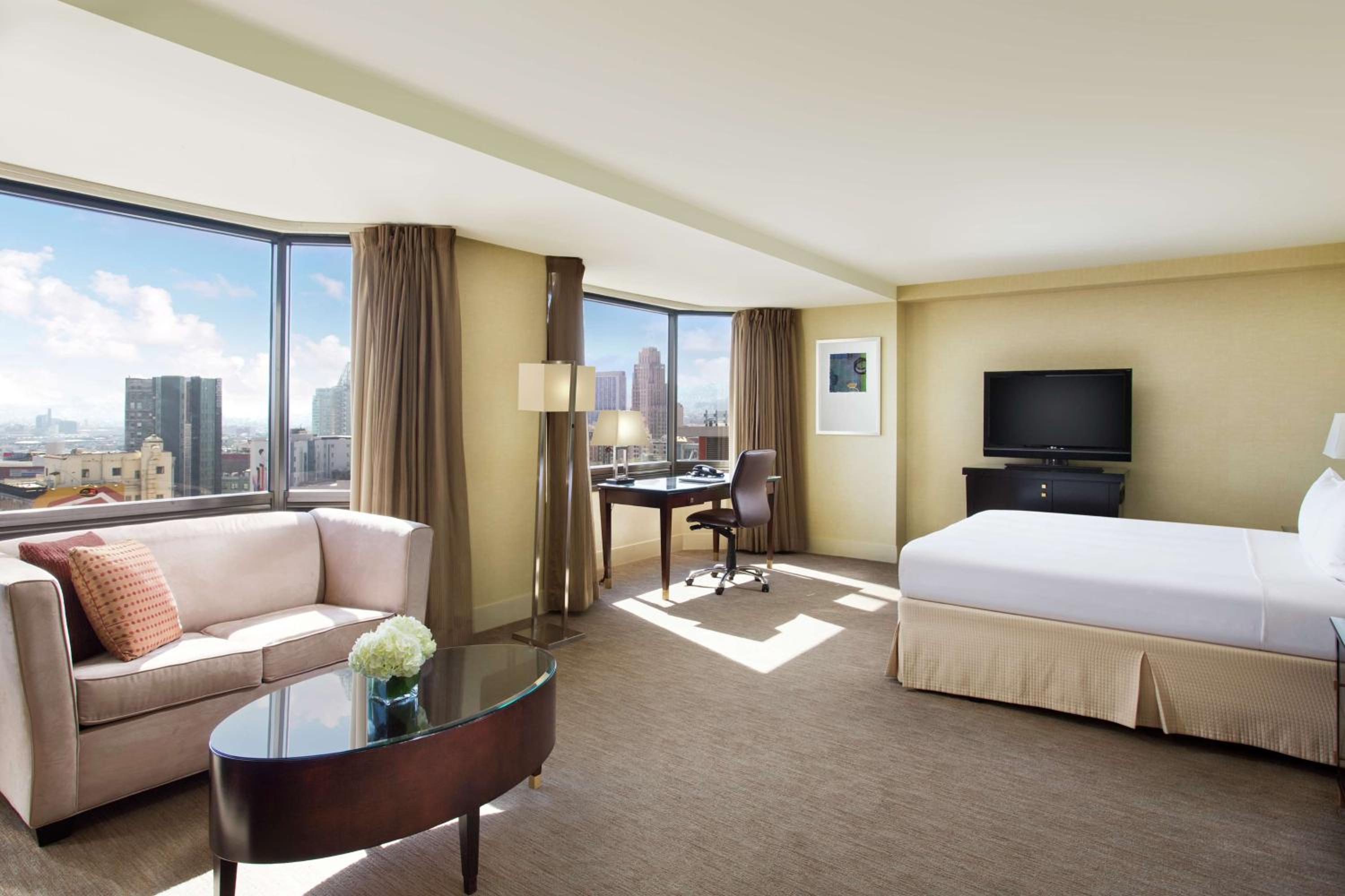 Junior King Suite with Seating Area - Photo 5
