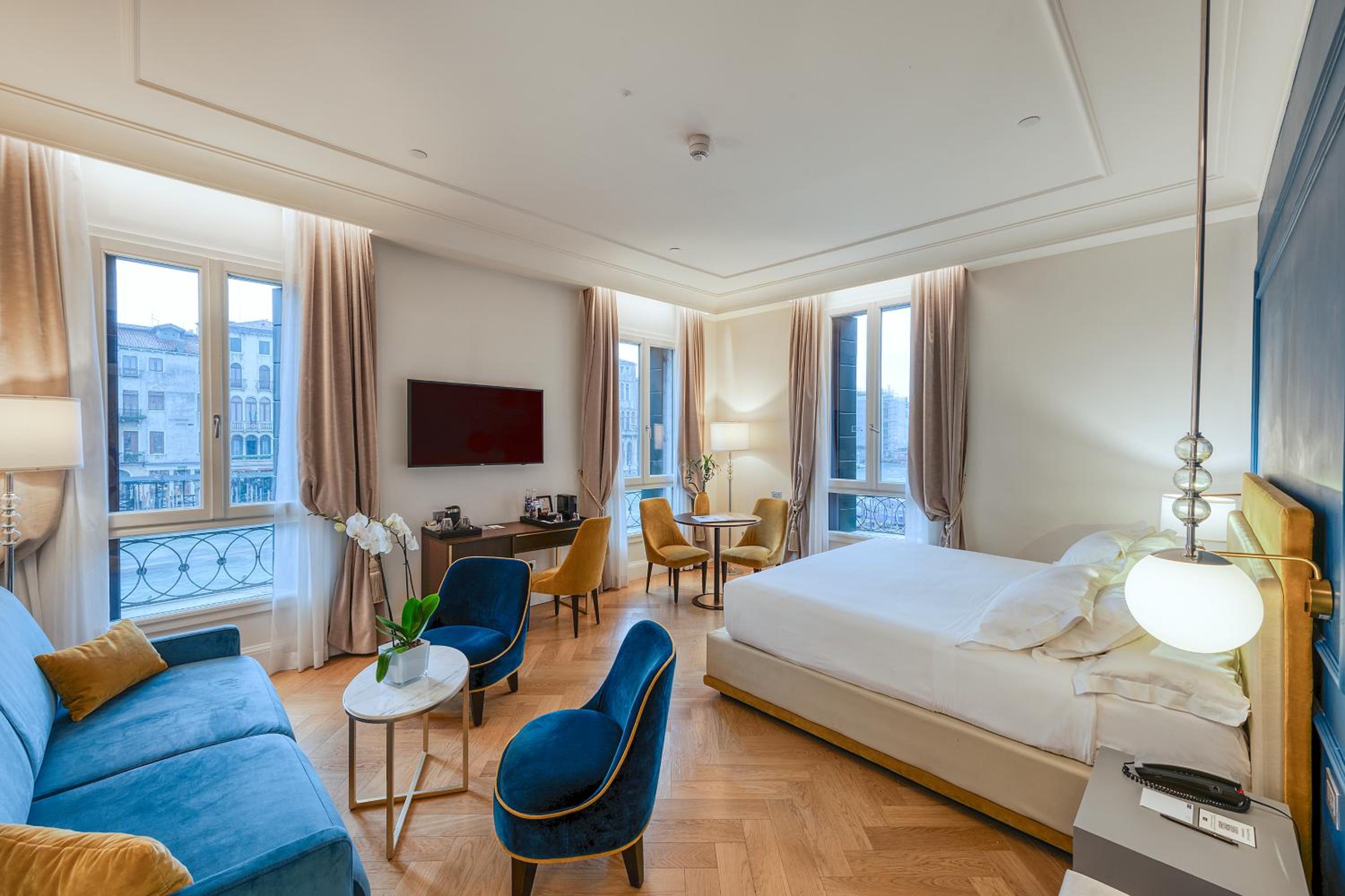 Junior Suite with Canal View thumbnail 5