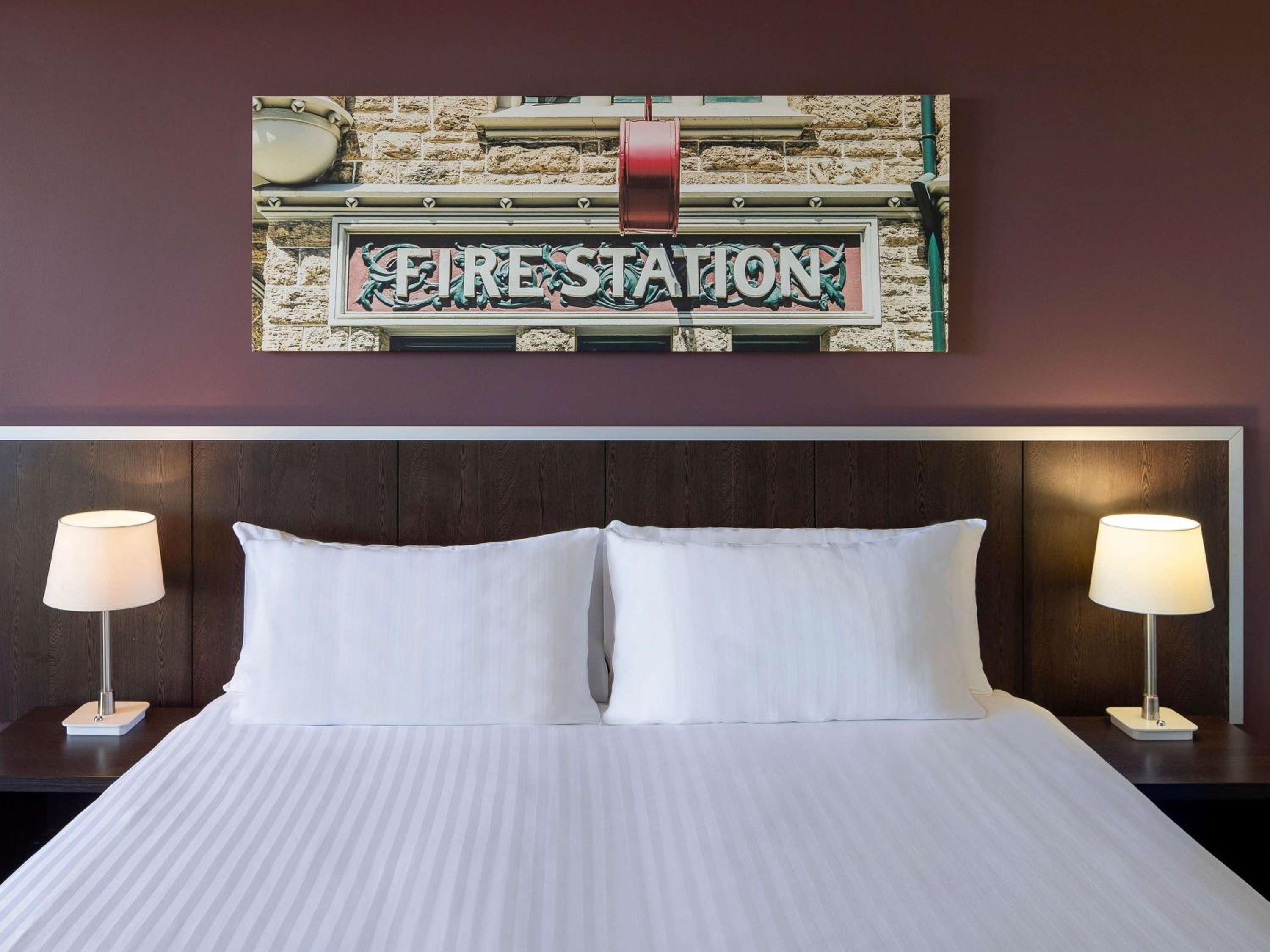Deluxe King Room with Balcony - Photo 7