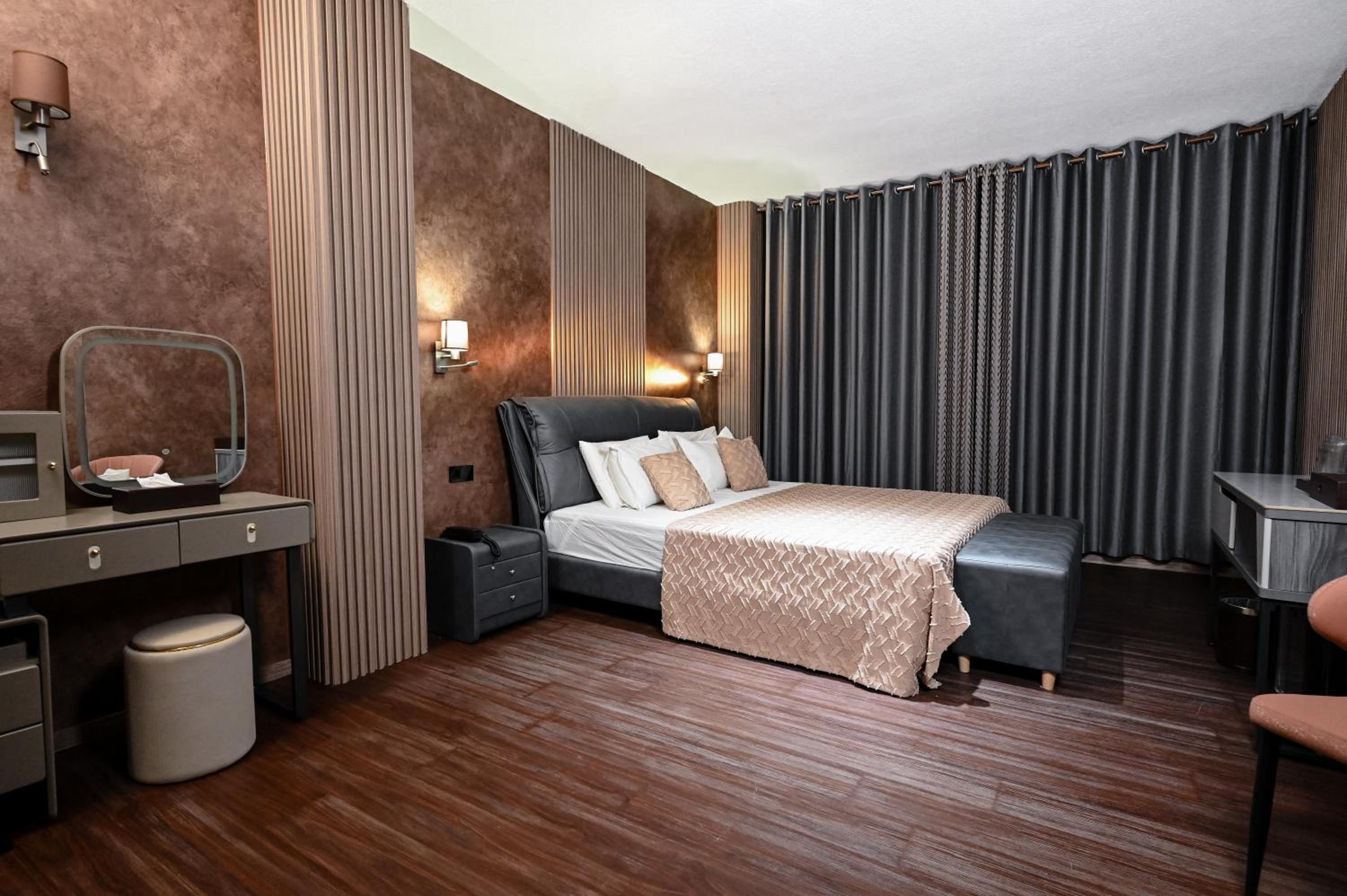 Deluxe Double Room - Photo 11