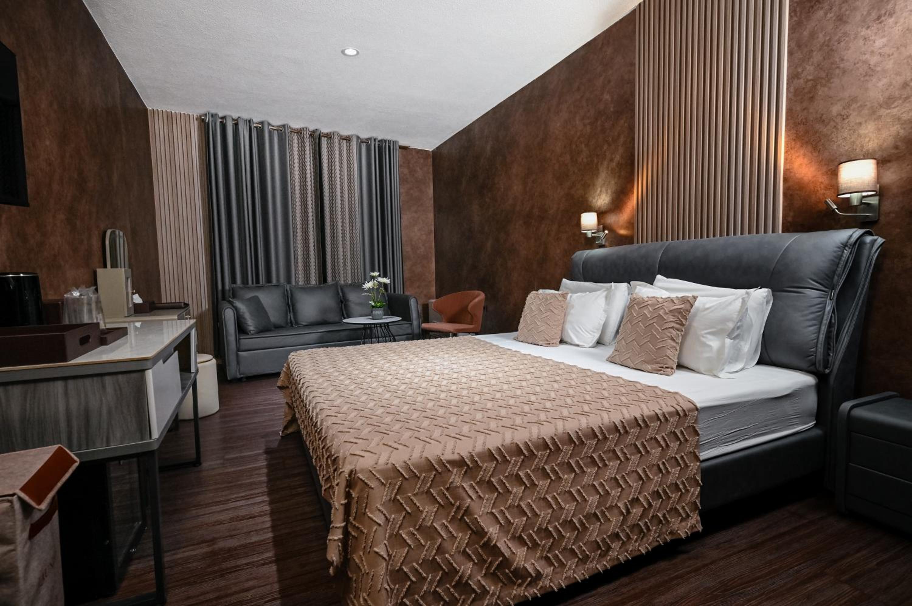 Deluxe Double Room - Photo 10