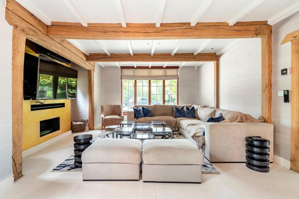 Eight-Bedroom House photo 1