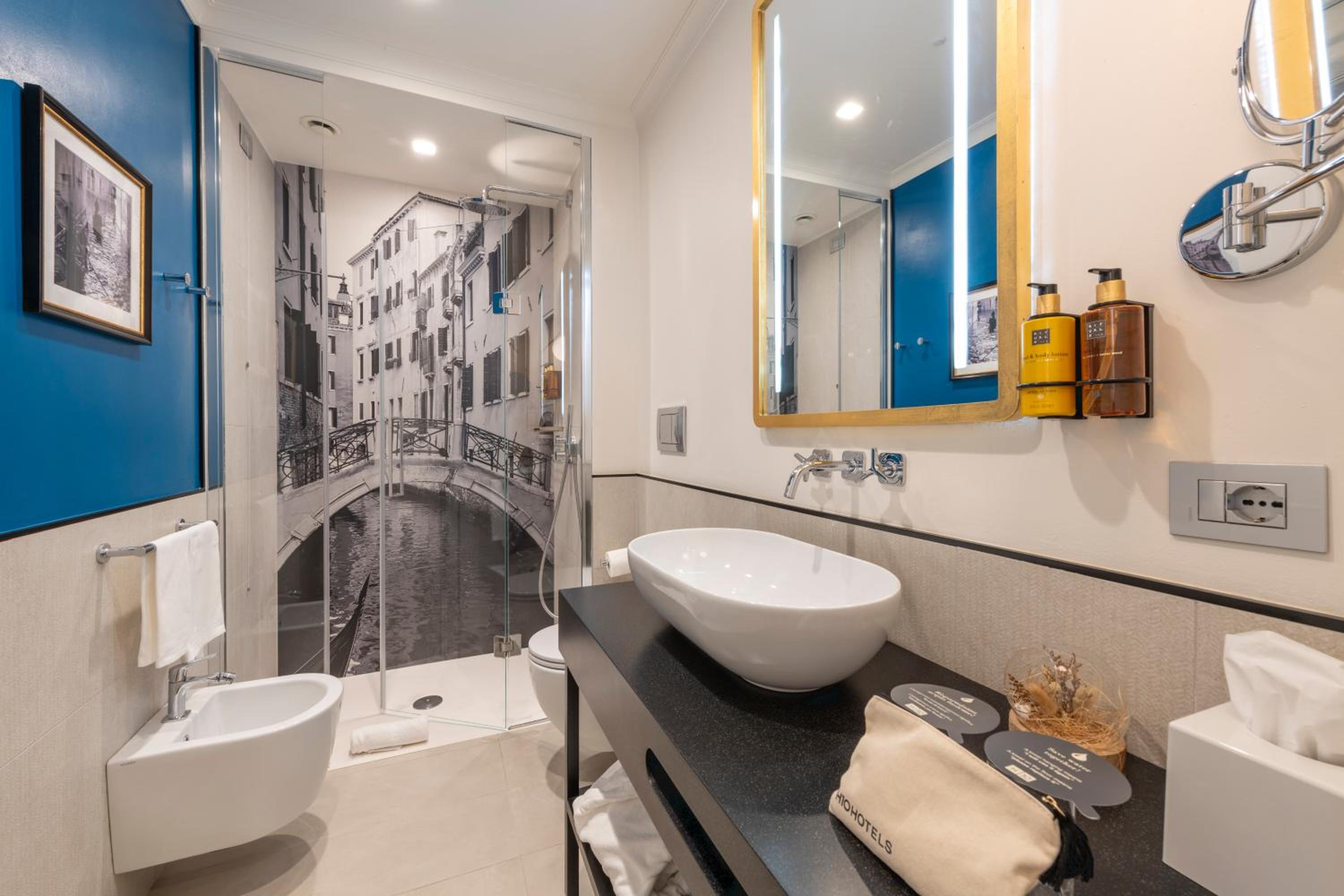 Superior Double or Twin Room with City View thumbnail 5