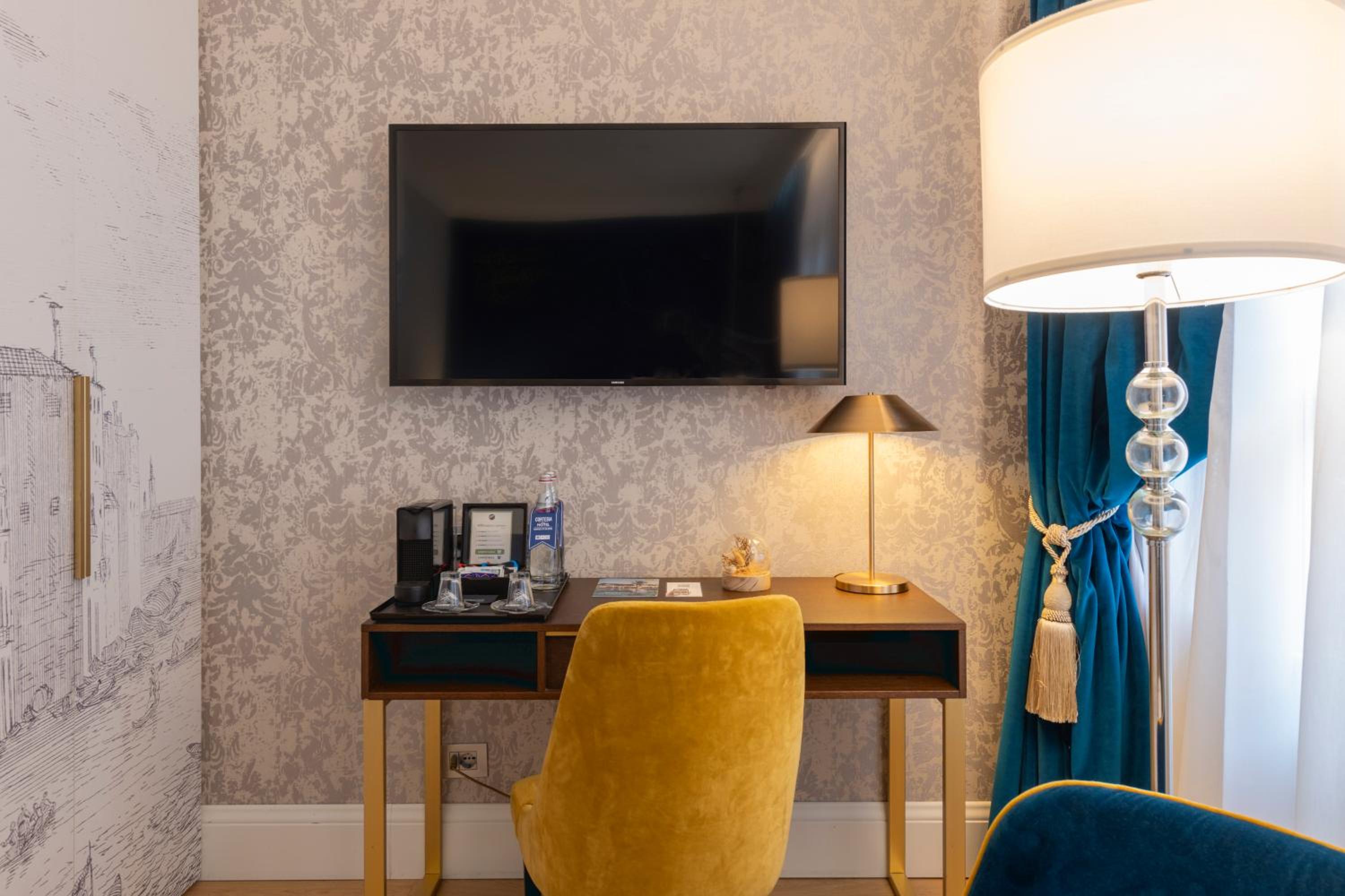 Superior Double or Twin Room with City View thumbnail 6