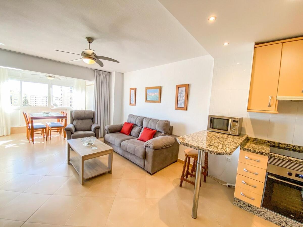 Apartamento de dos habitaciones con balcón y vista al mar