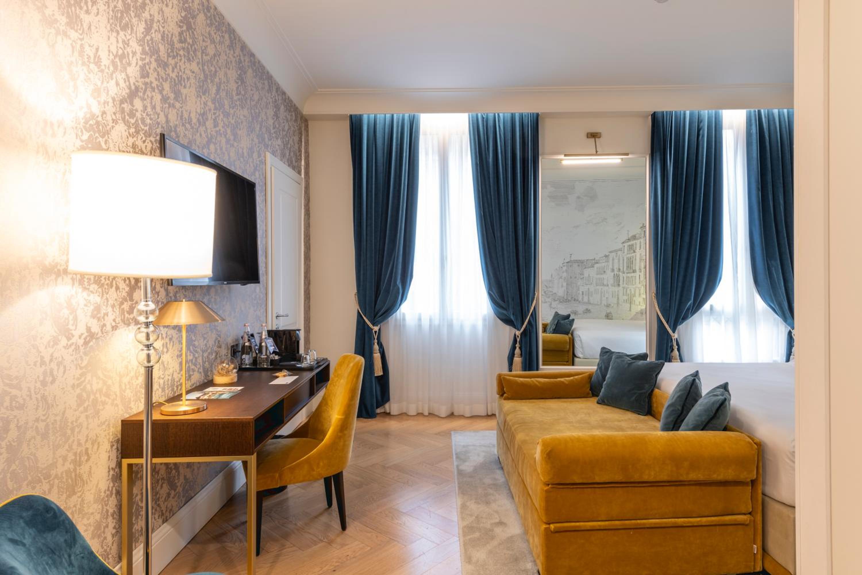 Deluxe Double Room thumbnail 5