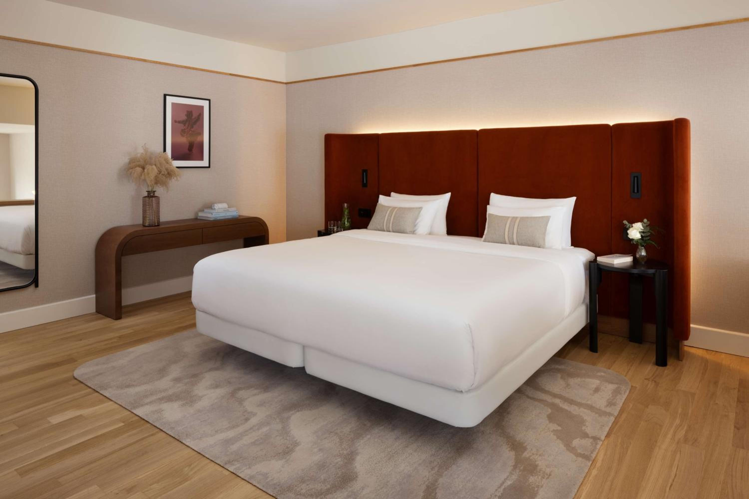 Junior Suite with View thumbnail 5