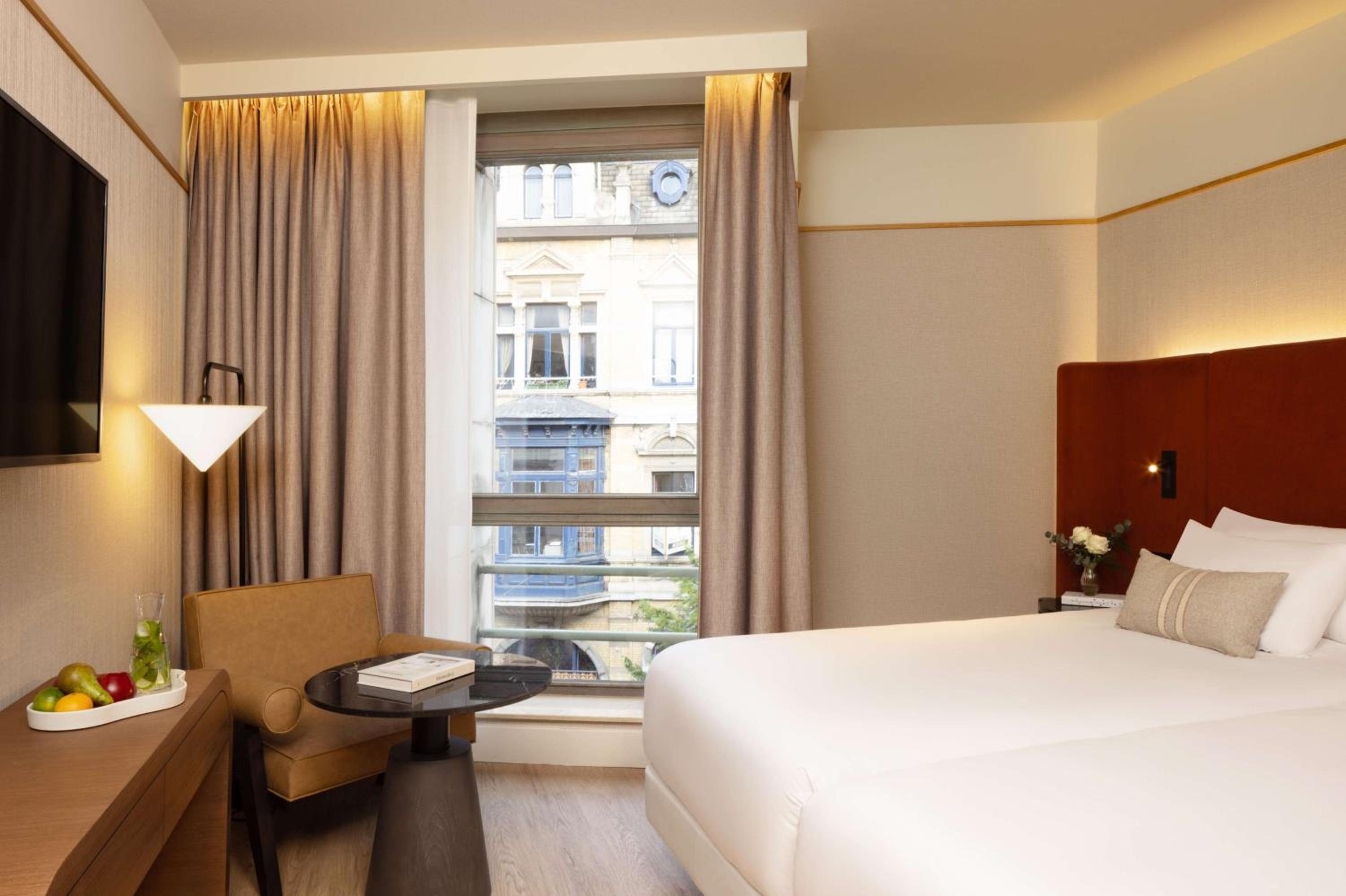 Superior Room with View thumbnail 5