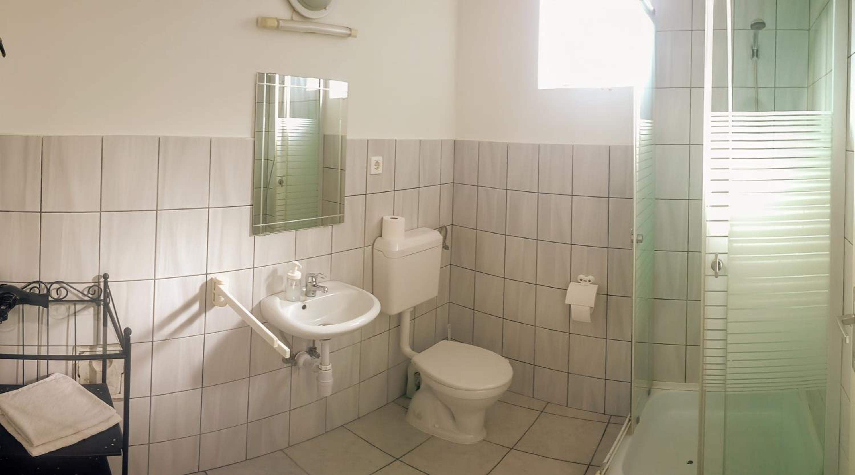 Apartment with Balcony - Photo 9