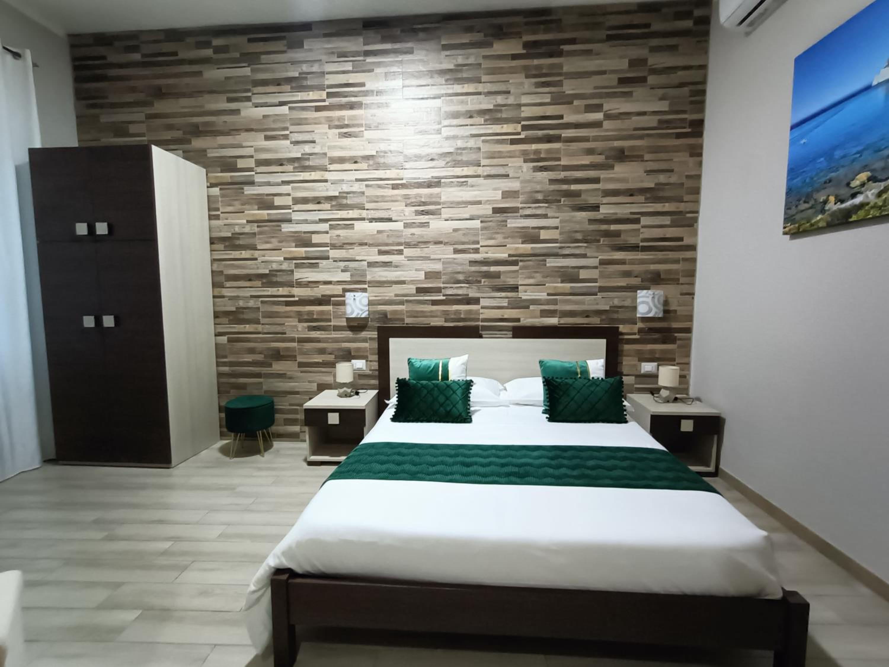 Double Room with Private Bathroom - Photo 13