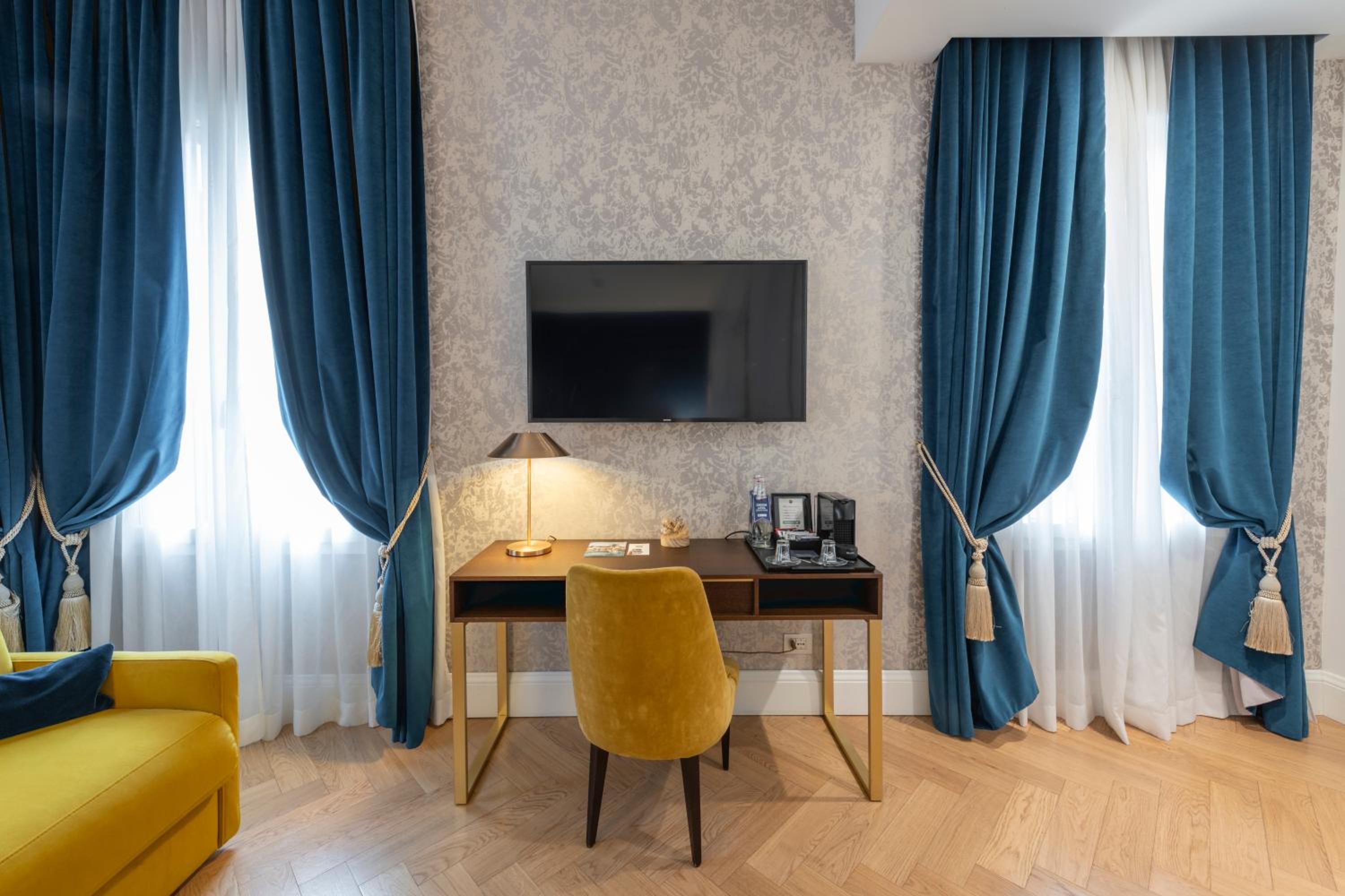 Deluxe Double Room thumbnail 5