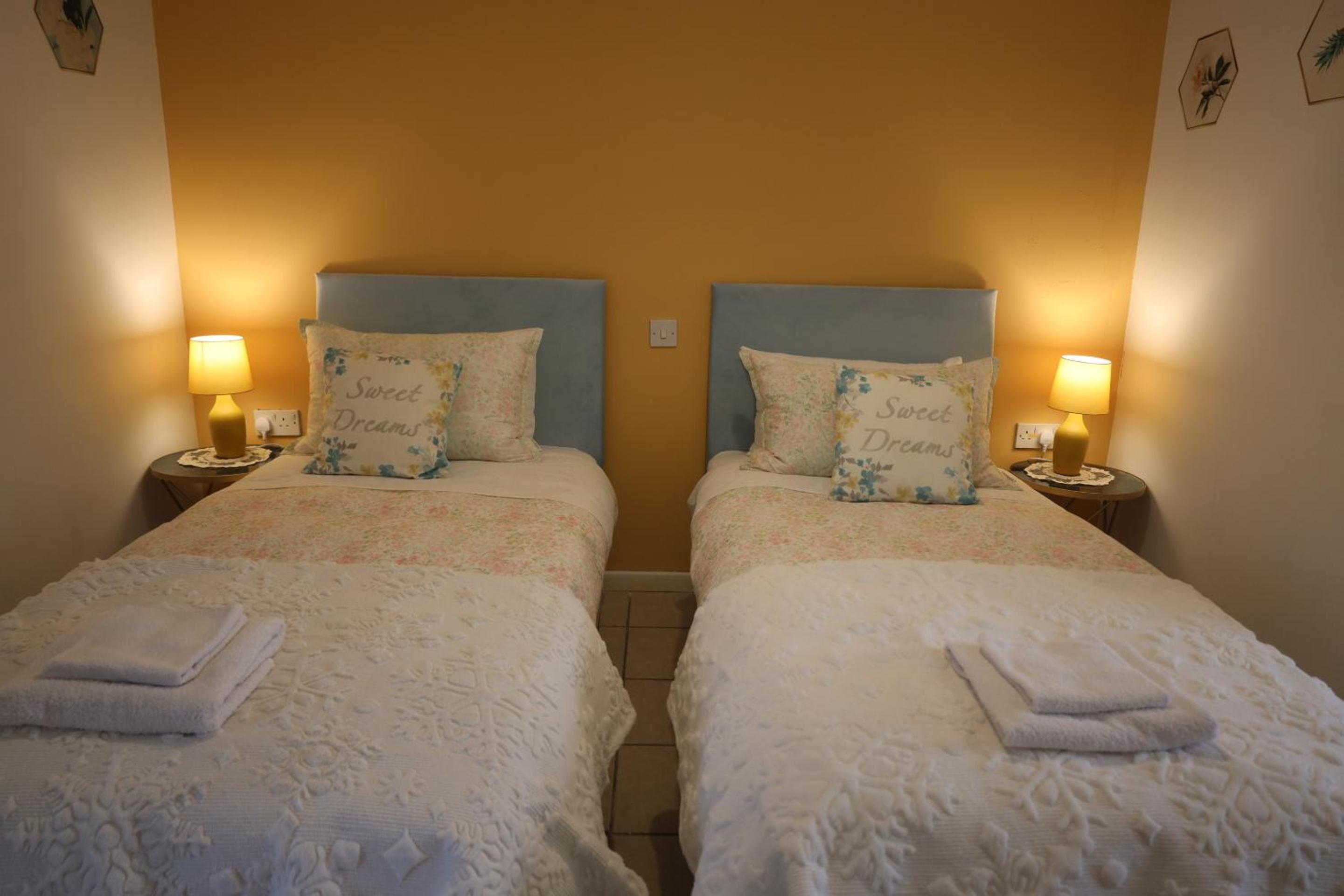 Twin Room with Shower - Photo 2