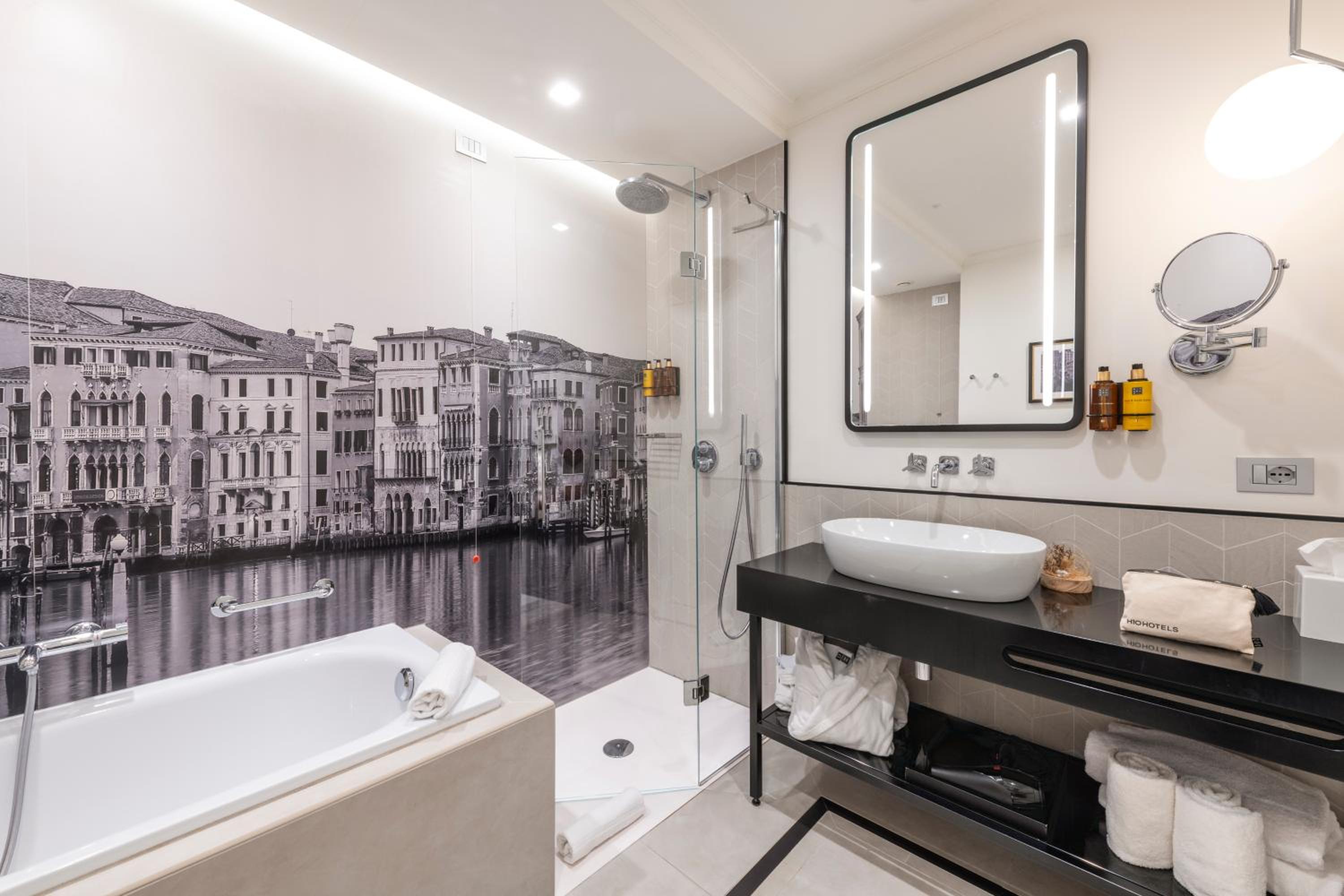 Suite with Canal View thumbnail 6