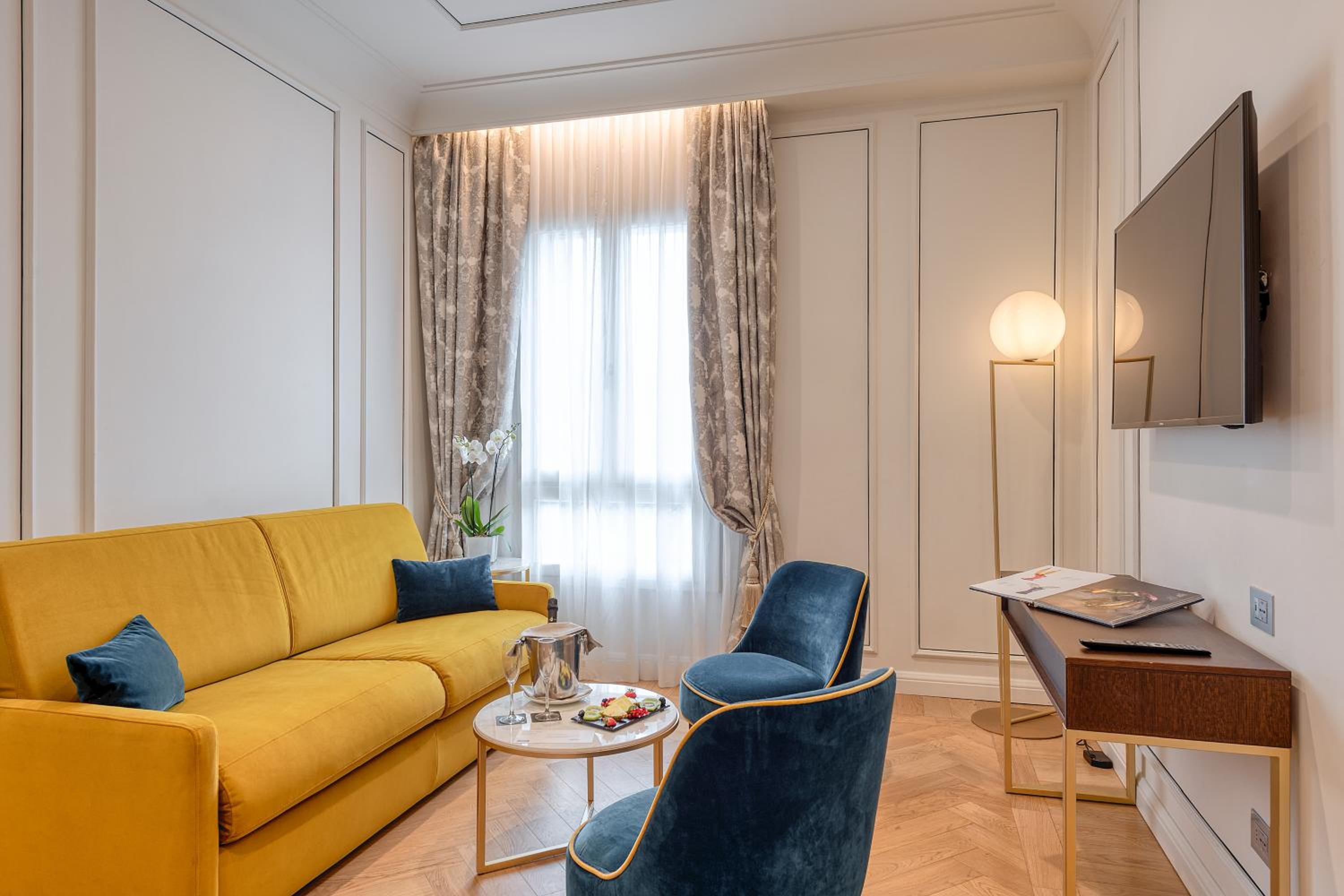 Suite with Canal View thumbnail 6
