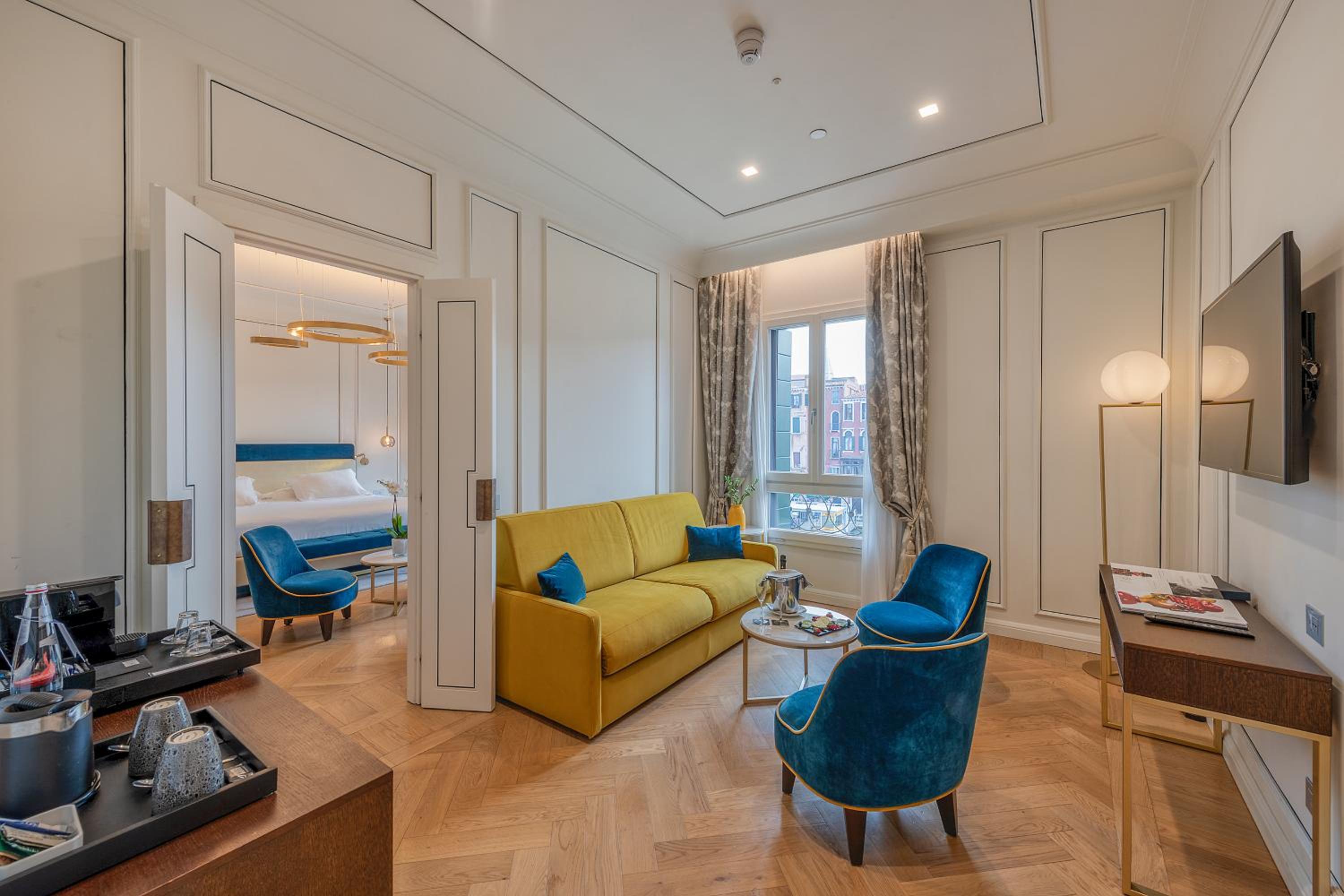 Suite with Canal View thumbnail 5