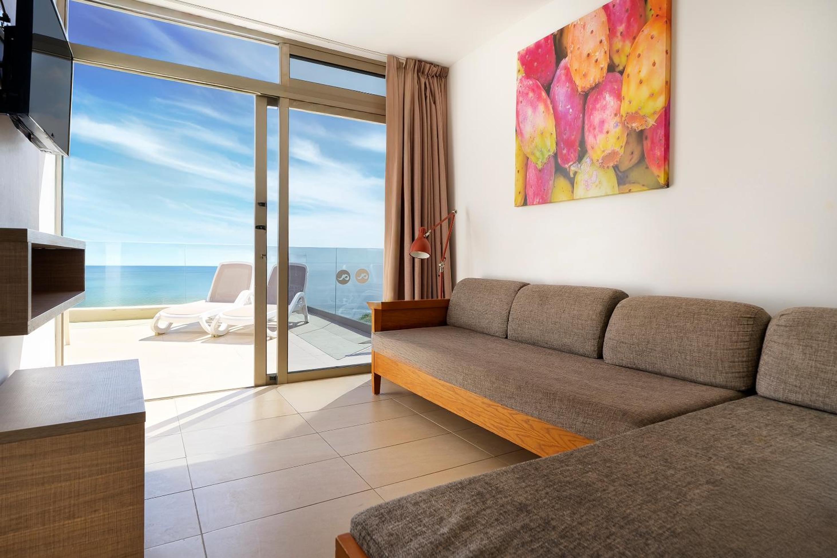 Apartamento de lujo de una habitación en piso alto con vista al mar.