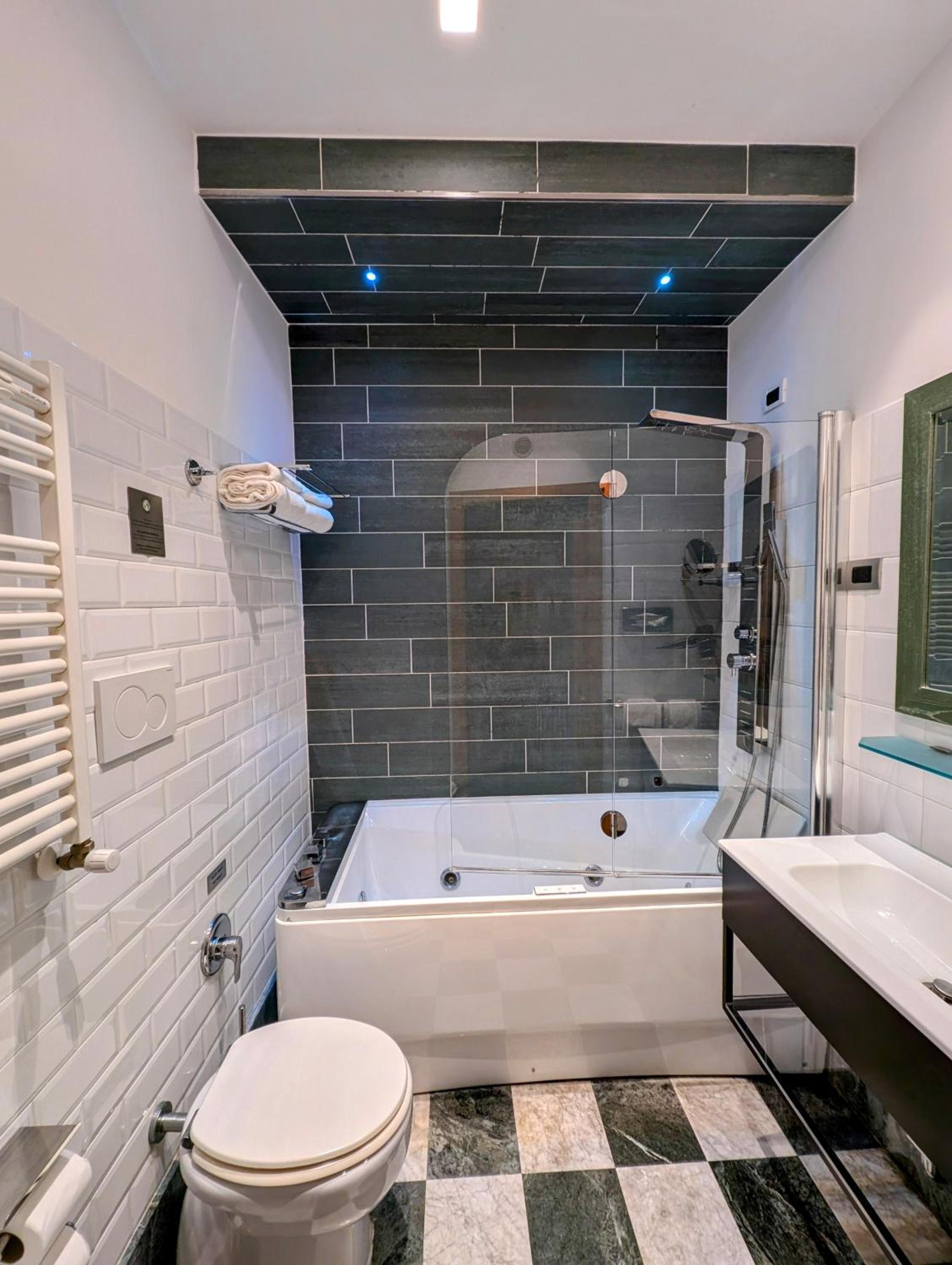 Deluxe Double or Twin Room with Spa Bath photo 2