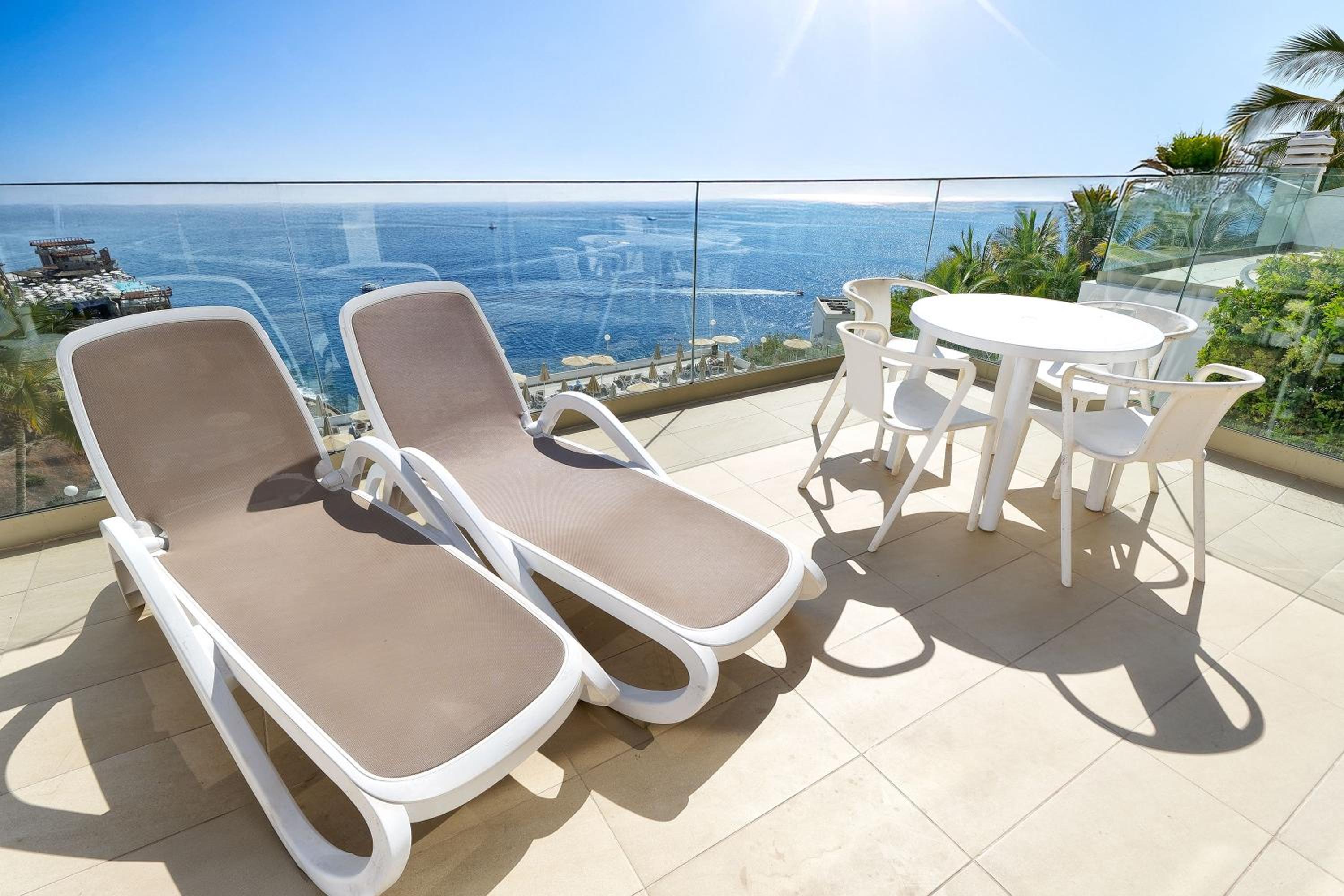 Classic One Bedroom Apartment High Floor with Sea View