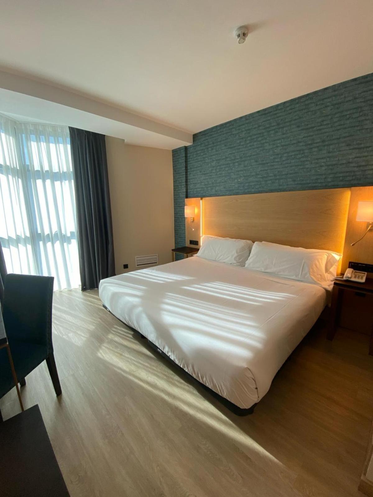 Standard Double or Twin Room - Photo 12