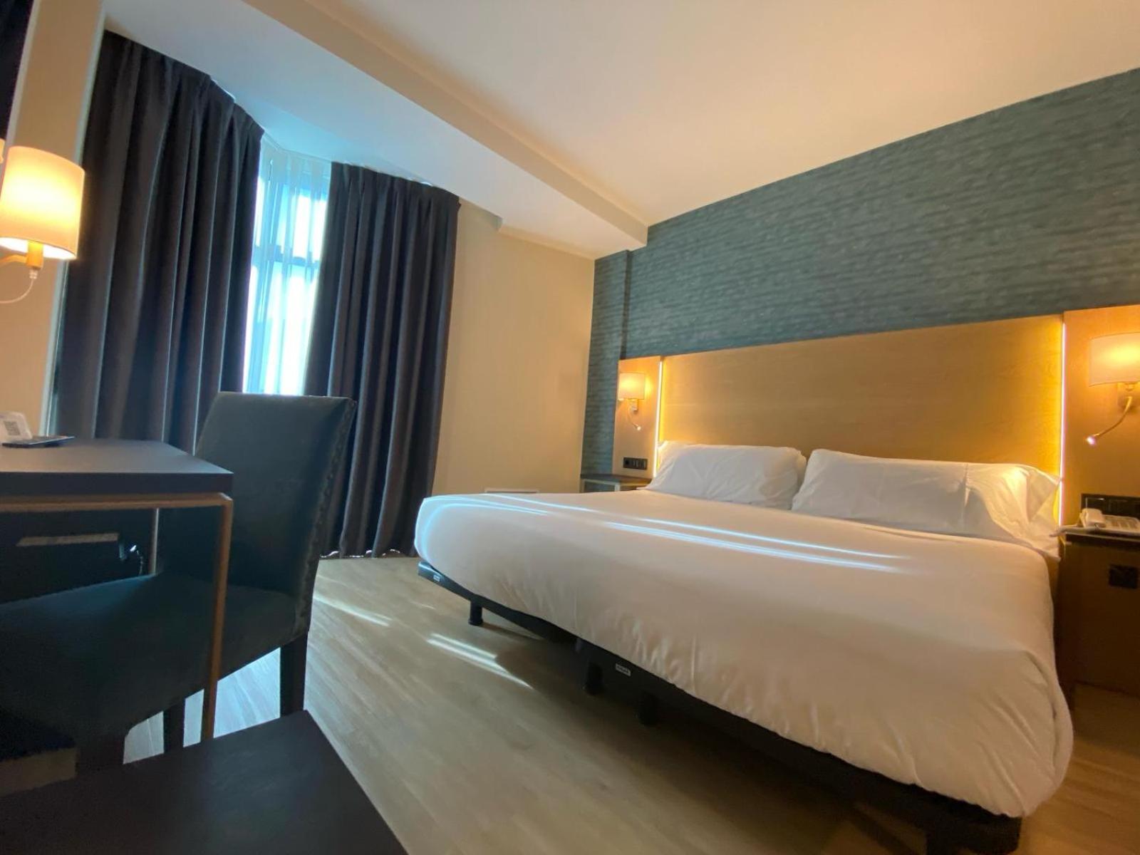Standard Double or Twin Room - Photo 11