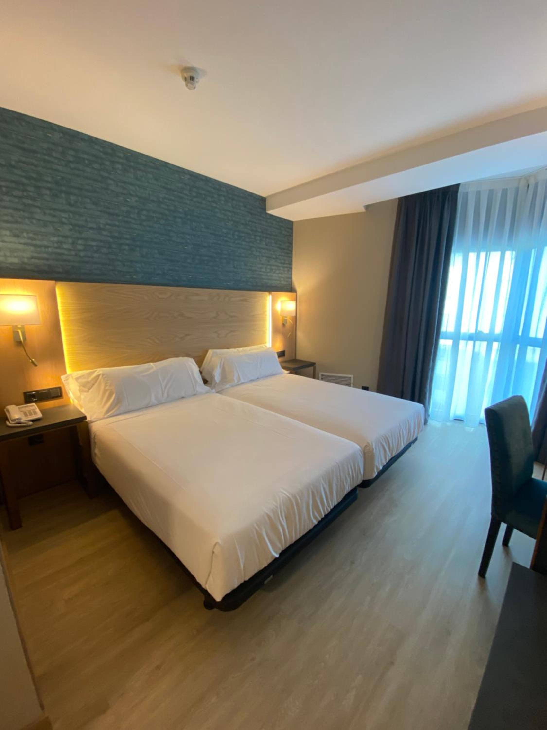 Standard Double or Twin Room - Photo 8