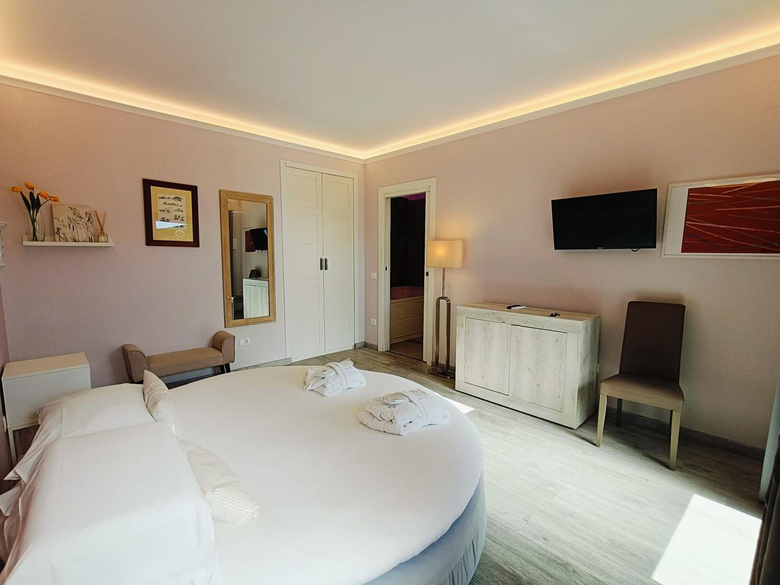 Double Room with Spa Bath photo 3